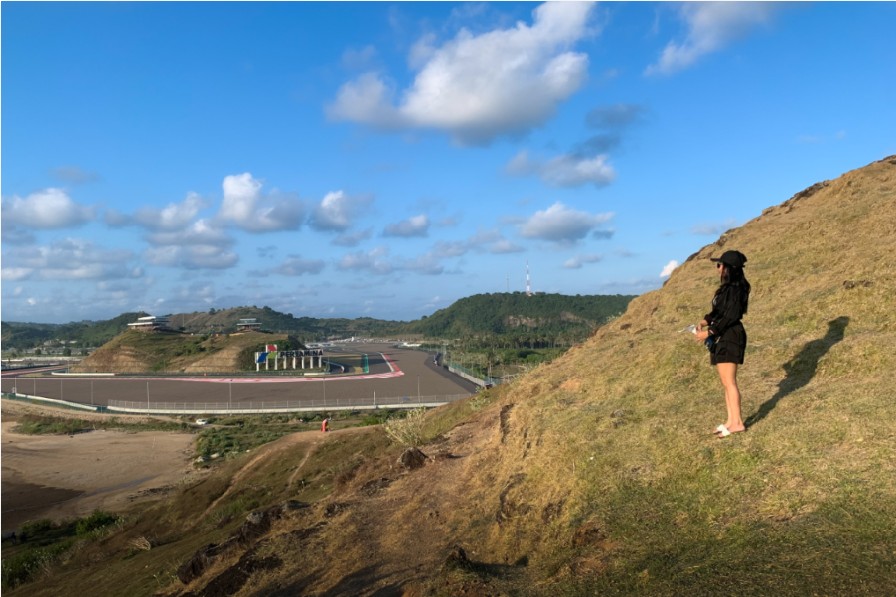 SIRKUIT MANDALIKA: Seorang wisatawan melihat Sirkuit Mandalika dari atas bukit. Sirkuit Mandalika berada dalam KEK Mandalika yang telah banyak menarik minat investor.