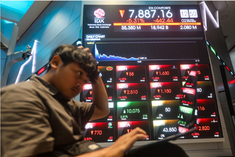 MASIH TERTEKAN: Wartawan berada di depan papan pergerakan harga saham di galeri BEI, Jakarta, Senin (2/2). Indeks Harga Saham Gabungan (IHSG) ditutup anjlok 5,31 persen atau -442,45 poin.