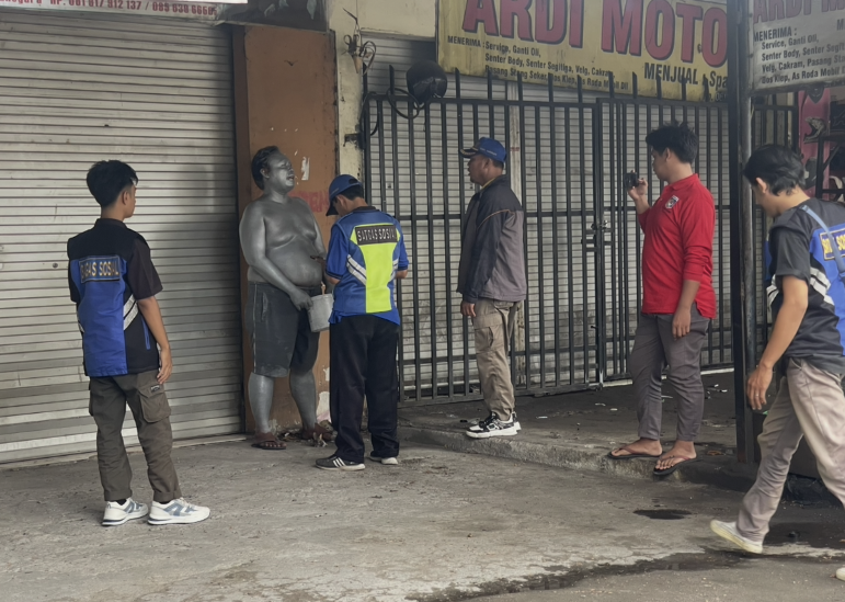 Tim dari Dinsos Kota Mataram saat menertibkan manusia silver di simpang Paneraga, Kota Mataram.