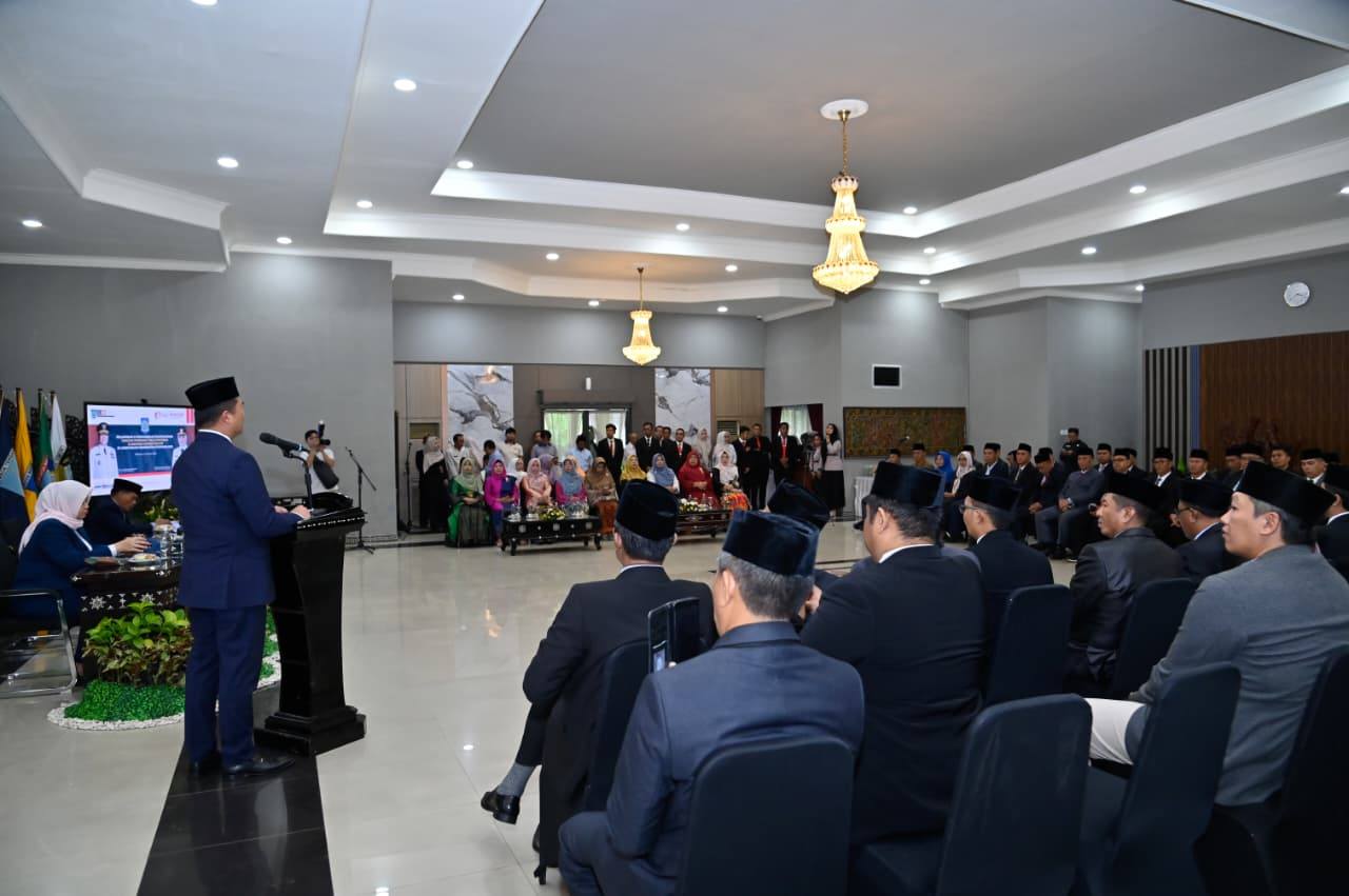 BIROKRASI PEMPROV: Gubernur NTB Lalu Muhamad Iqbal saat memberikan arahan perihal penataan organisasi dan peningkatan kinerja birokrasi, beberapa waktu lalu.