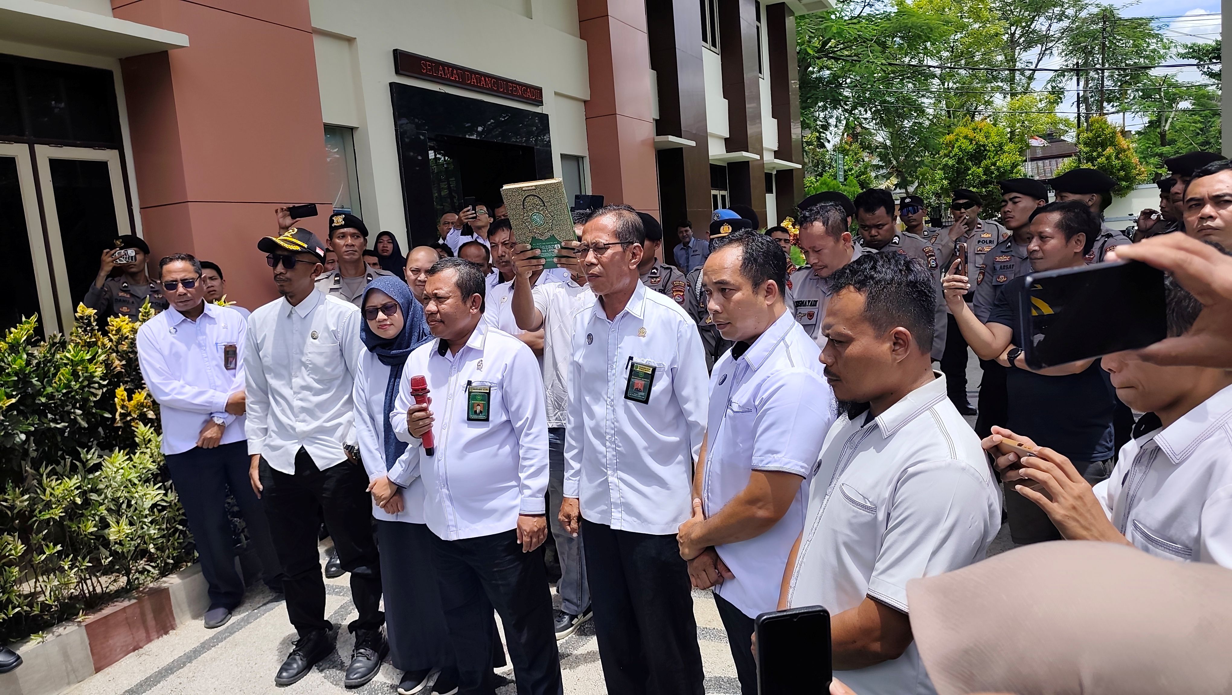 Ketua Pengadilan Agama Kelas II B Lombok Tengah Muh Safrani Hidayatullah beserta jajaran hingga hakim ambil sumpah di bawah kitab suci Alquran dihadapan massa aksi, Senin (2/2).
