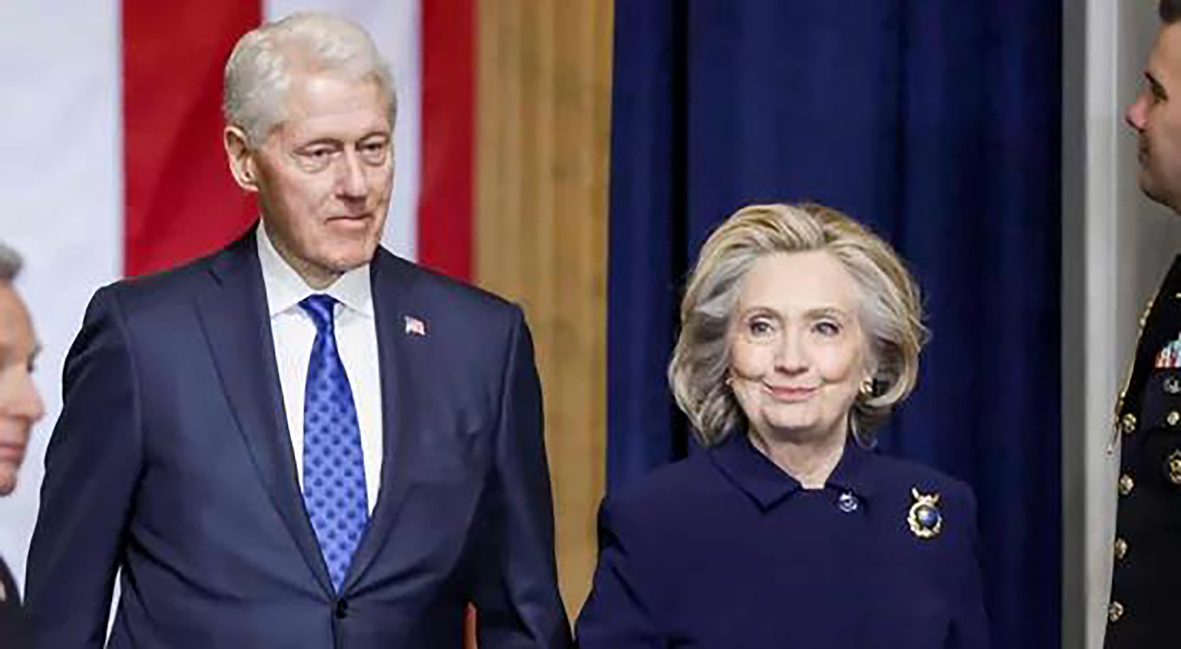 Mantan Presiden Amerika Serikat Bill Clinton (kiri) dan mantan Menteri Luar Negeri AS Hillary Clinton (kanan). (AFP)