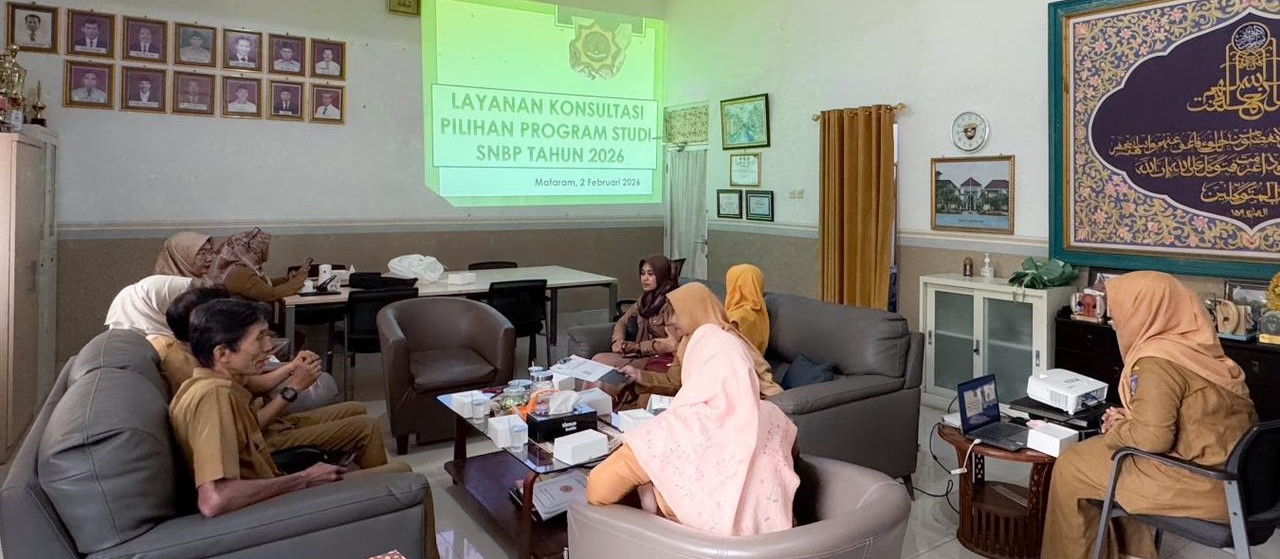 Guru SMAN 3 Mataram melakukan rapat koordinasi mempersiapkan siswa eligible agar tembus PTN melalui jalur SNBP, Senin (2/2). Pendampingan 176 siswa dibekali strategi lolos PTN favorit.