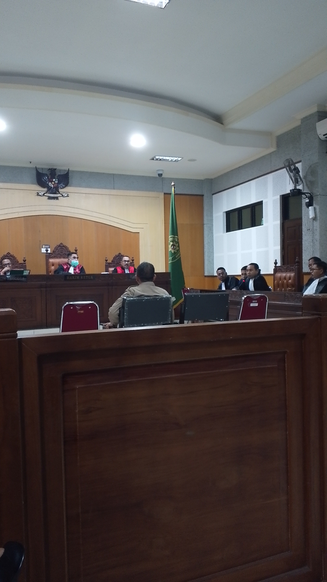 BERSAKSI: Mantan Kabiro Hukum Setda NTB Lalu Rudy Gunawan bersaksi di Pengadilan Negeri (PN) Tipikor Mataram terkait dugaan kasus korupsi sewa lahan Pemprov NTB di Gili Trawangan, Senin (2/2).