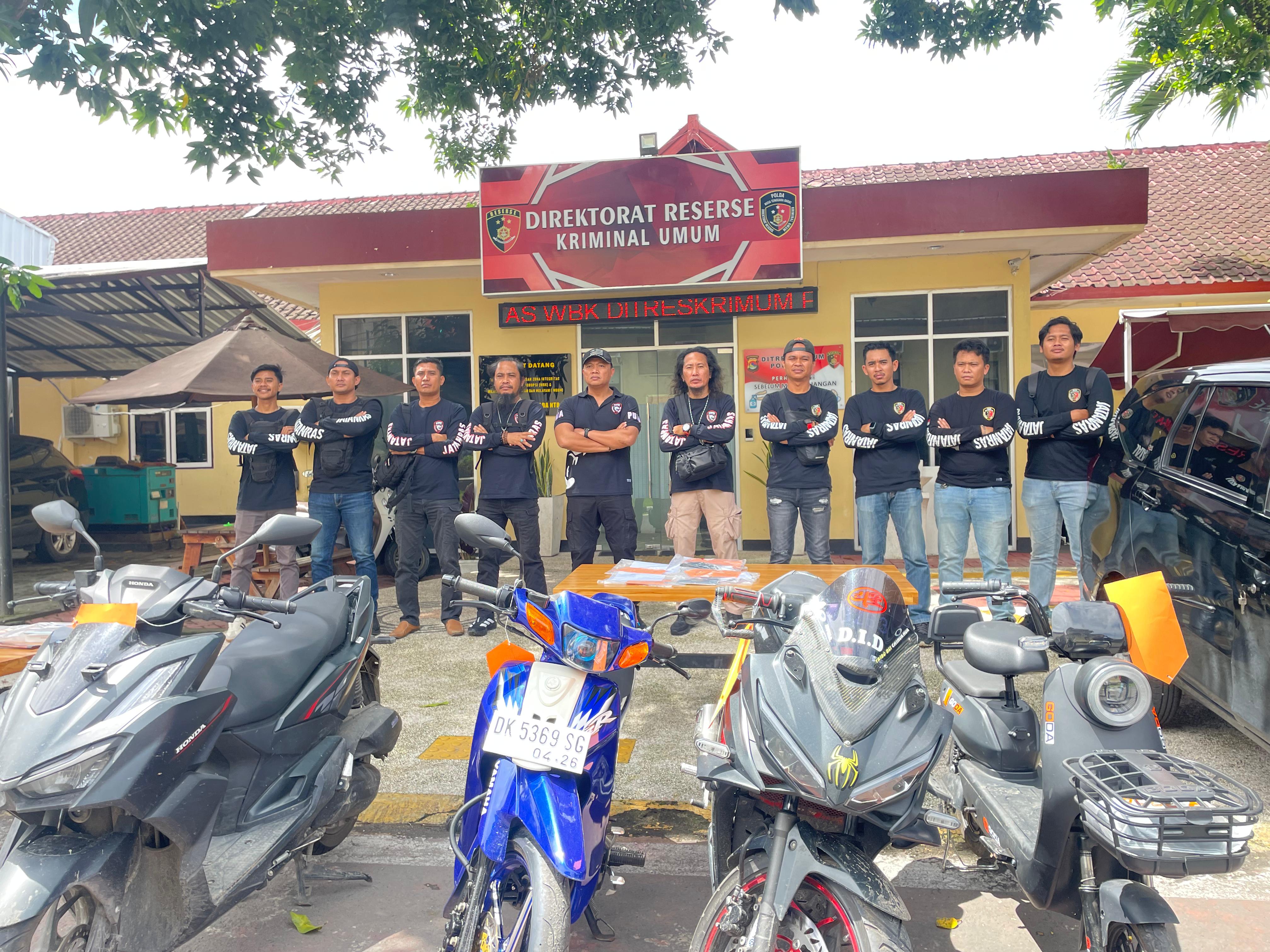 SITA BARANG BUKTI: Tim Jatanras Polda NTB menunjukkan barang bukti hasil kejahatan yang dilakukan NKW dari menguras isi ATM majikannya di Mapolda NTB, Senin (2/2).