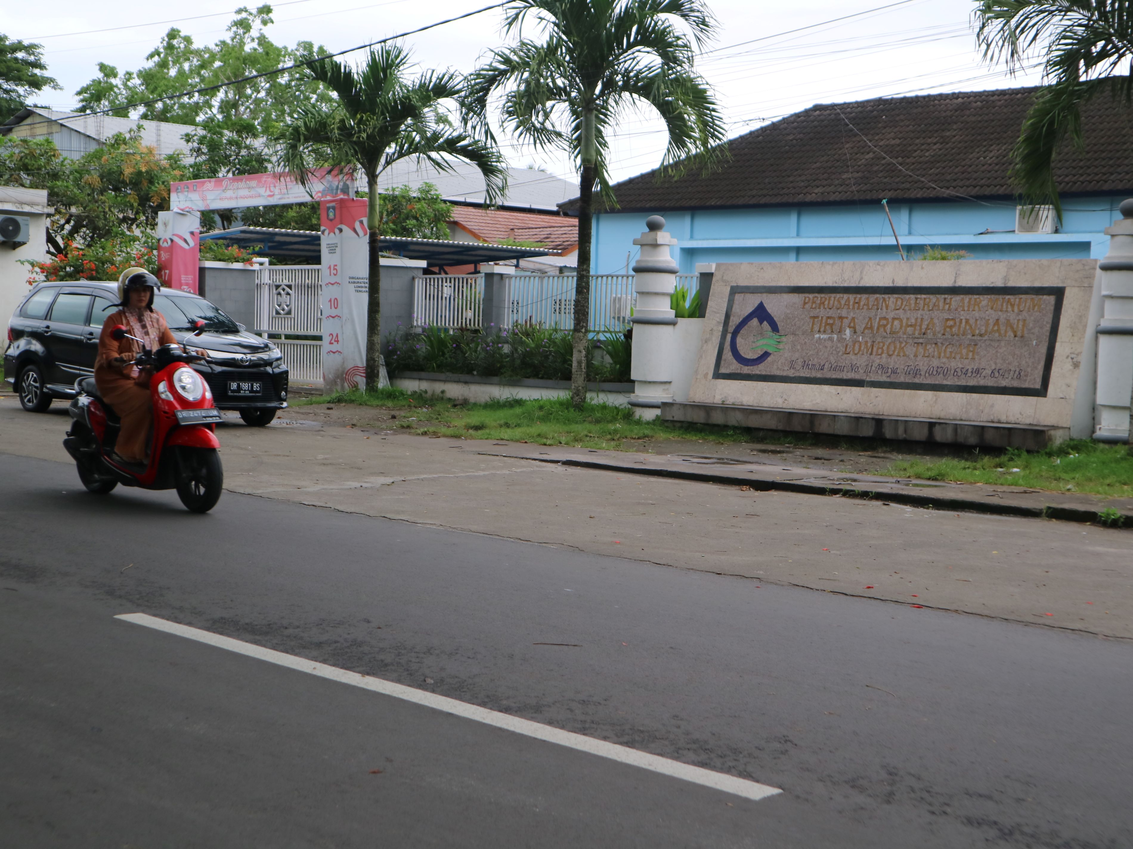 Pengendara motor melintas di depan kantor PDAM Tiara Ardhia Rinjani Lombok Tengah.
