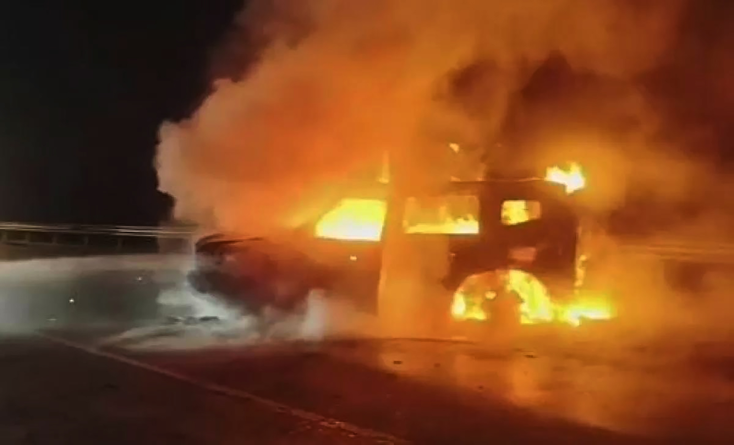 Mobil yang diduga SUV Jetour T2 dilaporkan terbakar habis setelah terlibat tabrakan hebat dengan sebuah mobil BMW. (Dok. Damkar Bogor)