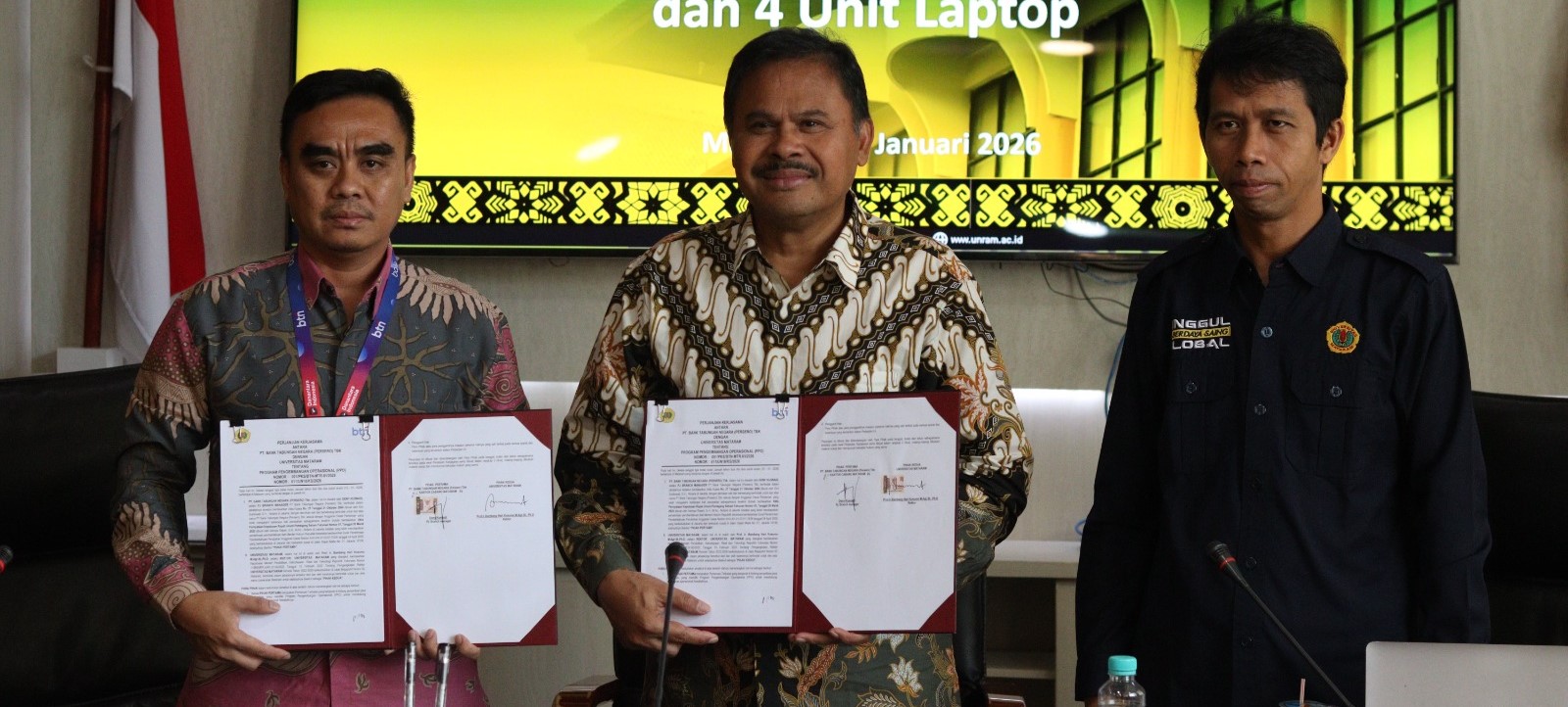 Rektor Unram Prof. Ir. Bambang Hari Kusumo didampingi Wakil Rektor II Unram Prof Sukardi menunjukkan PKS Program Pengembangan Operasional di Ruang Sidang Rektor, Rektorat Unram, belum lama ini.