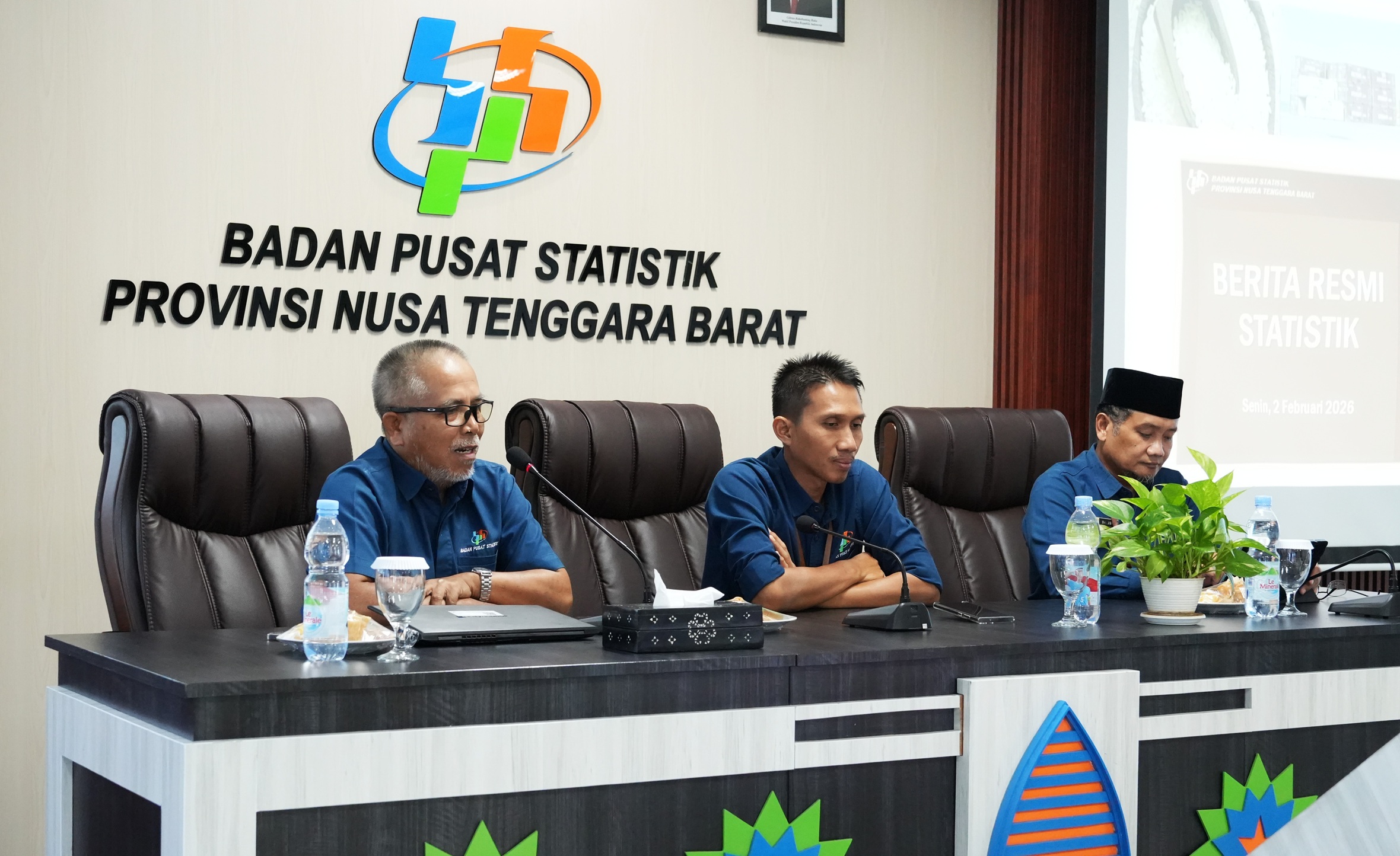 Ketua Tim Statistik Harga BPS NTB M Ahyar (kiri) menjelaskan perkembangan ekspor dan impor NTB, Senin (2/2).