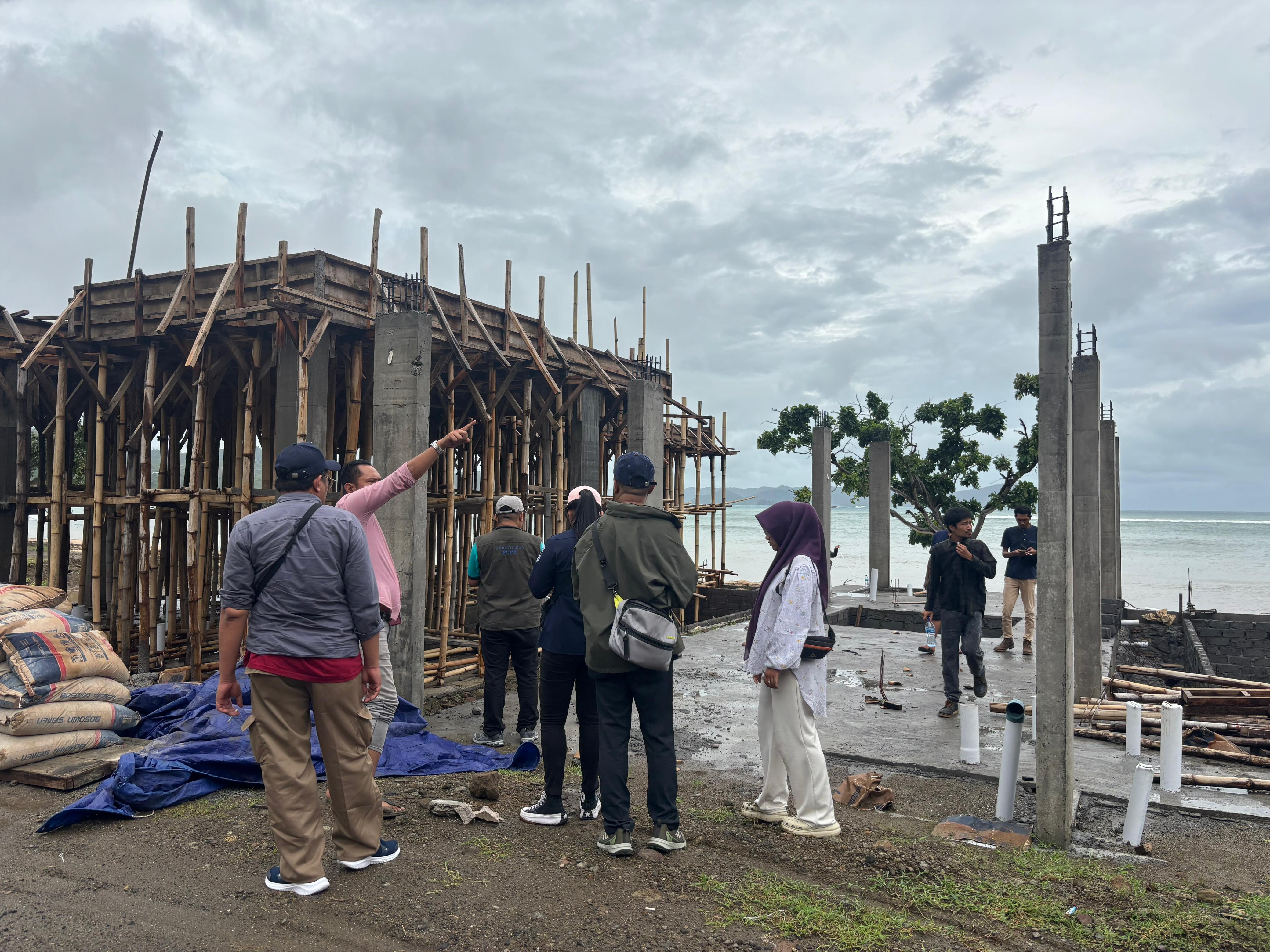 DIDUGA MELANGGAR: Banguan salah satu hotel di Pantai Desa Pengantap, Kecamatan Sekotong diduga tak berizin.