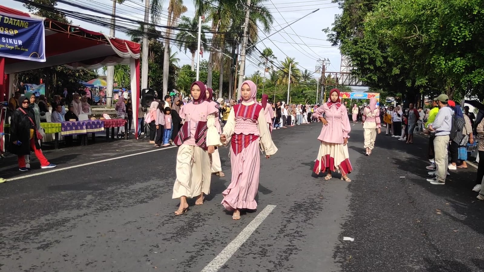 Siswa-siswi saat melakukan fashion show untuk memperkenalkan busana buatan SMKN 1 Sikur.