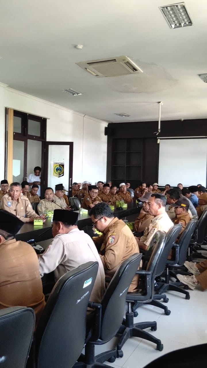 DENGAR PENDAPAT: Puluhan Kepala Desa yang tergabung dalam Forum Komunikasi Kepala Desa (FKKD) Lotim saat melakukan hearing terkait kejelasan Pilkades dan Siltap.