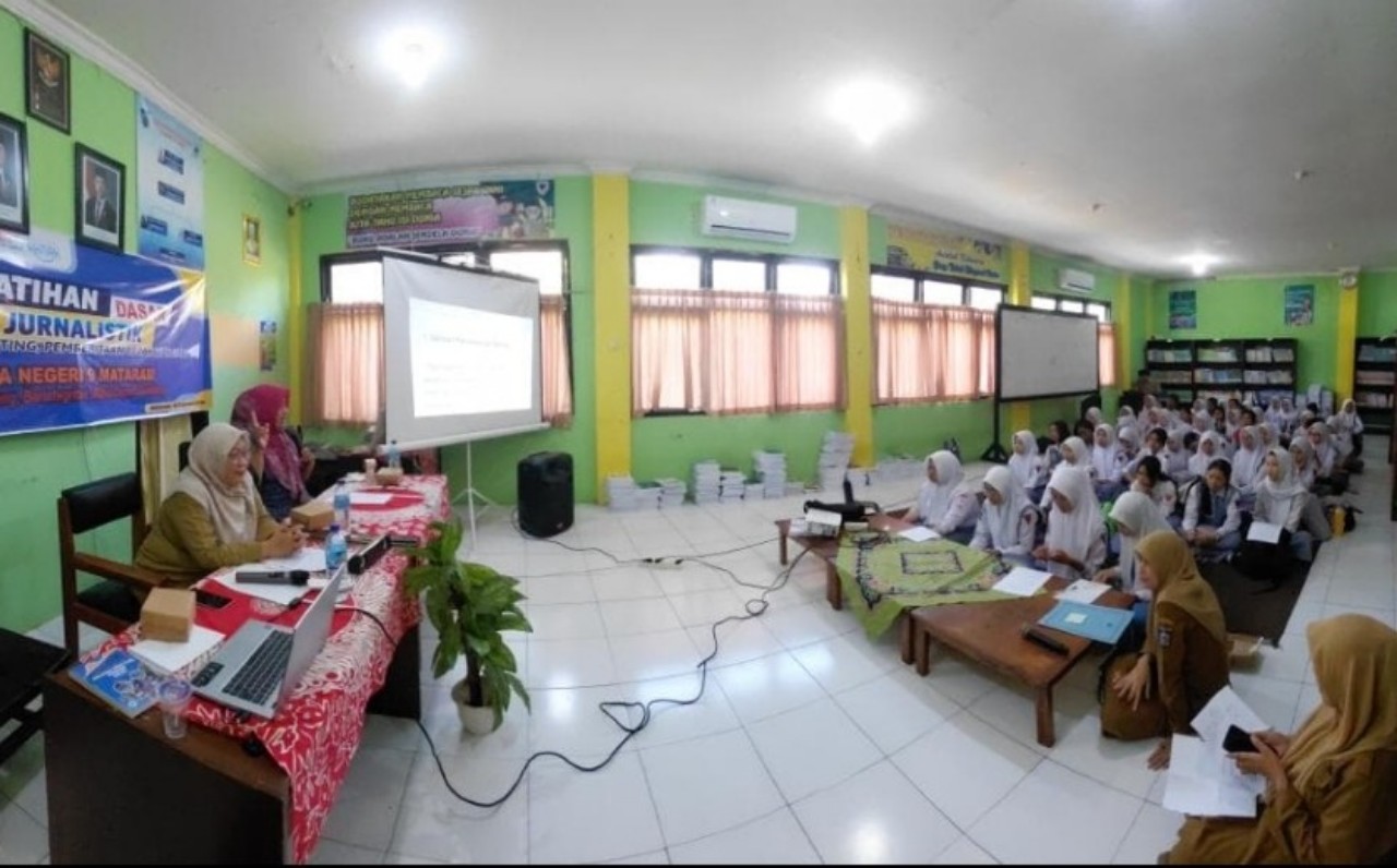 Pelatihan jurnalistik ini bertujuan meningkatkan literasi media serta kemampuan siswa dalam menyajikan informasi yang akurat dan bertanggung jawab.