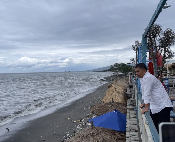Sampah berserakan di sepanjang pantai Sunset Land, Sekarbela, beberapa waktu lalu.