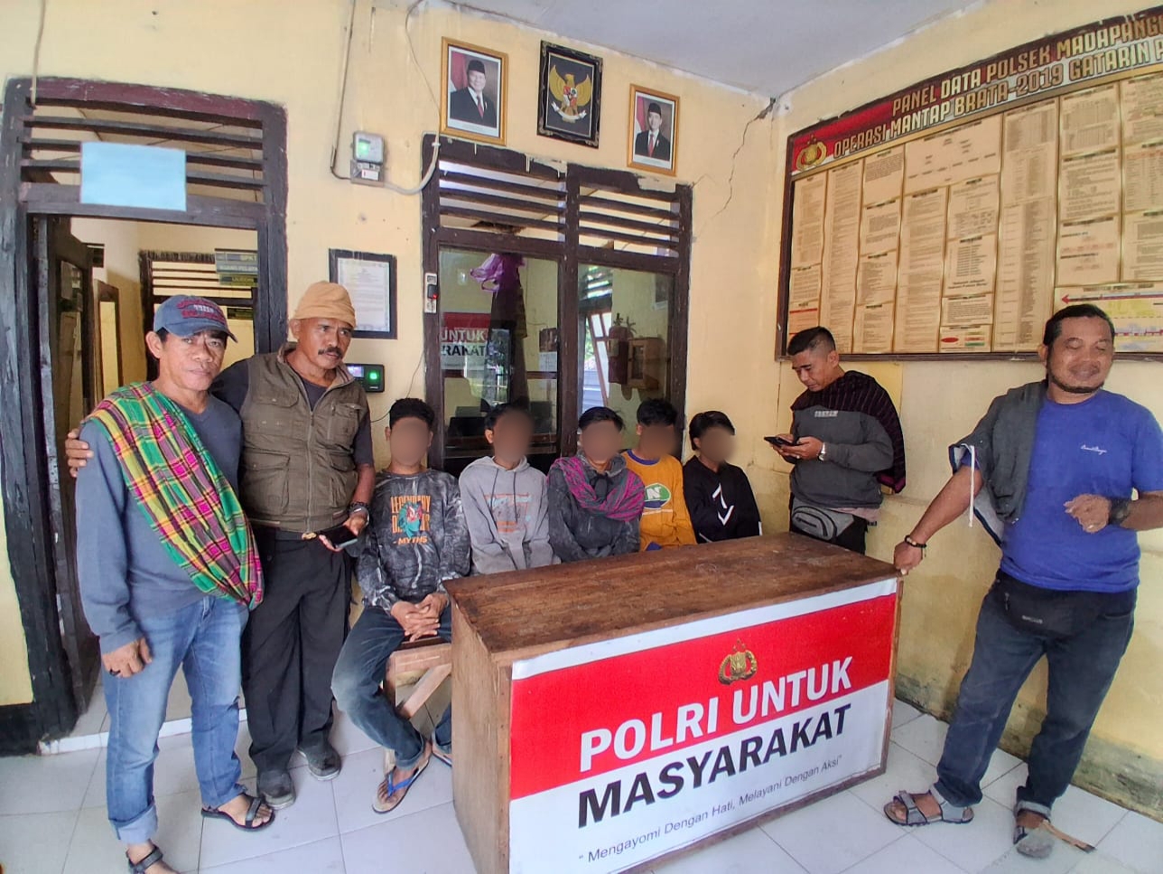 Lima terduga pelaku pembacokan korban Endang Sofian diamankan di Polsek Bolo, Senin (2/2).