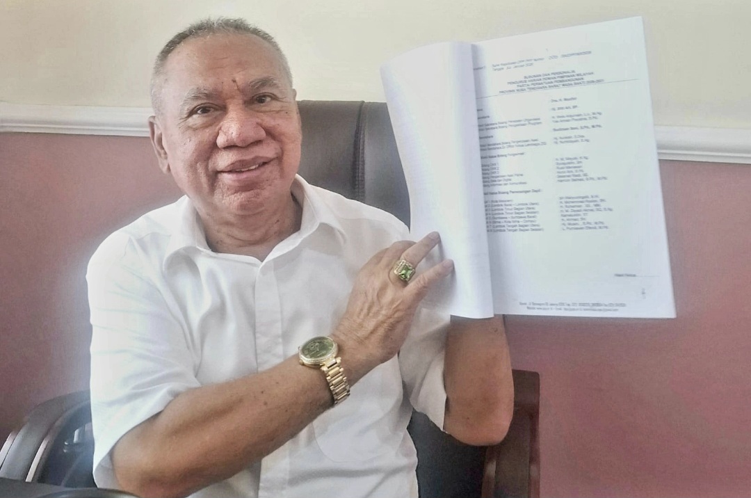 Ketua DPW PPP NTB H Muzihir menunjukkan SK DPP PPP yang berisi struktur pengurus PPP NTB periode 2026-2031, Senin (2/2).