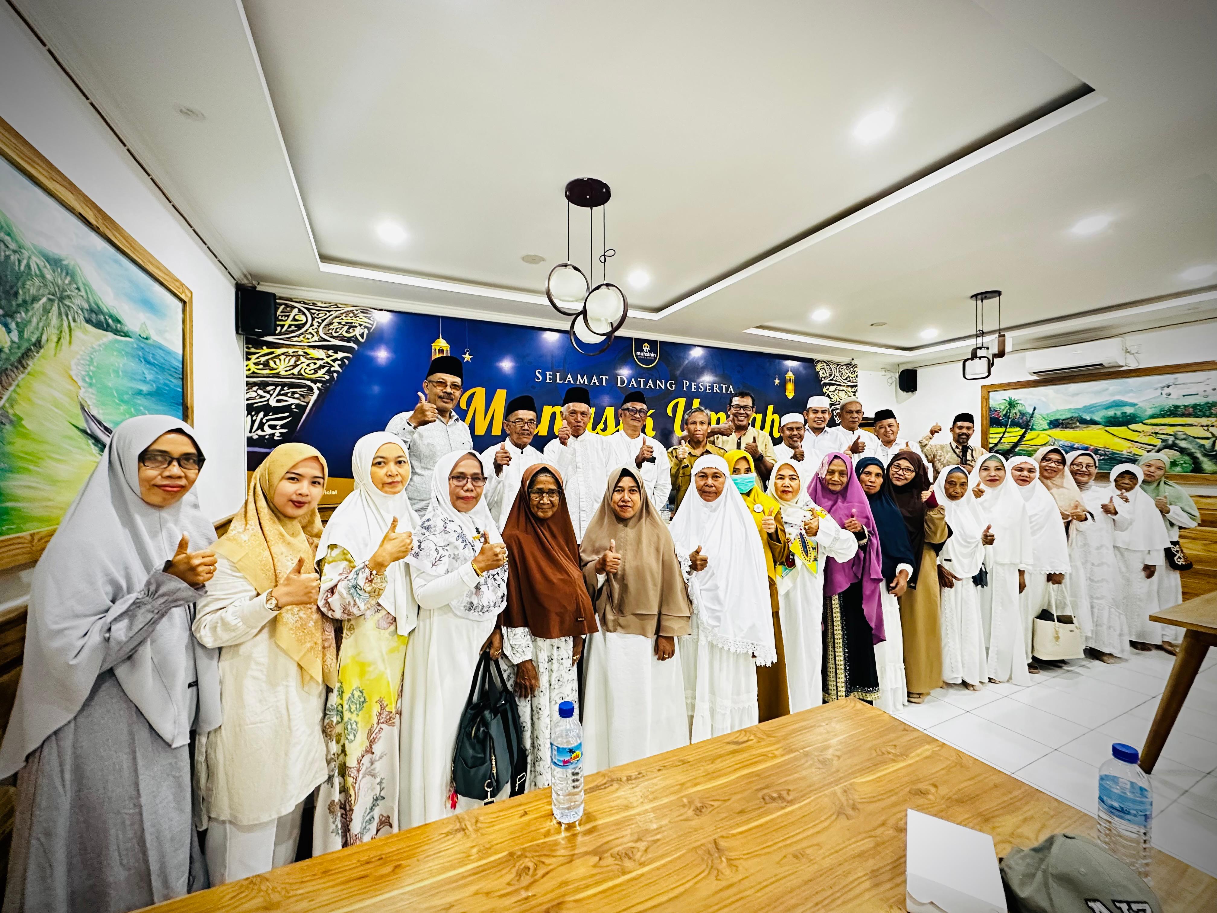 SIAP BERIBADAH: Rombongan bus 2 jamaah umrah Muhsinin Tour and Travel spesial milad ke-12 berfoto bersama usai mengikuti manasik, Senin (2/2).