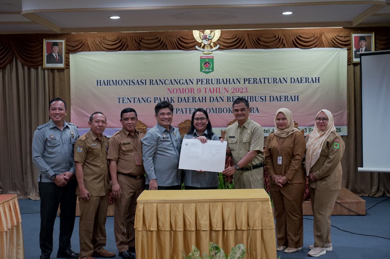 Kakanwil Kemenkum NTB I Gusti Putu Milawati dan Asiten III Setda KLU M. Wahyu Dharmawan menandatangani berita acara rapat harmonisasi Perda Pajak Lombok Utara.