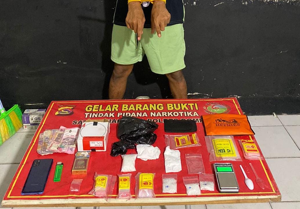 Anggota Satresnarkoba Polres Dompu mengamankan barang bukti sabu dan lainnya dari tangan MJB, Senin (2/2).