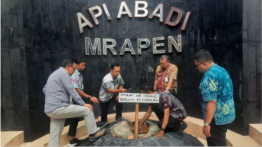 SELIDIKI PENYEBAB: Dinas ESDM dan Dispora Provinsi Jateng saat mengecek Api Abadi Mrapen di Desa Manggarmas Kecamatan Godong Grobogan, Selaa (3/2).