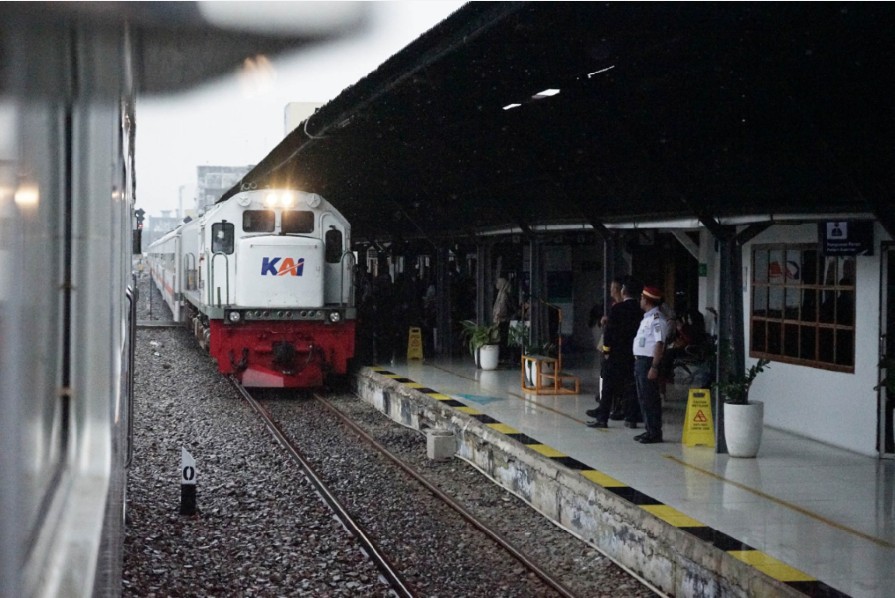 TIKET KA: Sejumlah penumpang menunggu kereta api di salah satu stasion kereta api, Minggu (4/1). Walaupun libur Idul Fitri masih jauh, sebanyak 382 ribu tiket telah terjual keberangkatan lebaran.