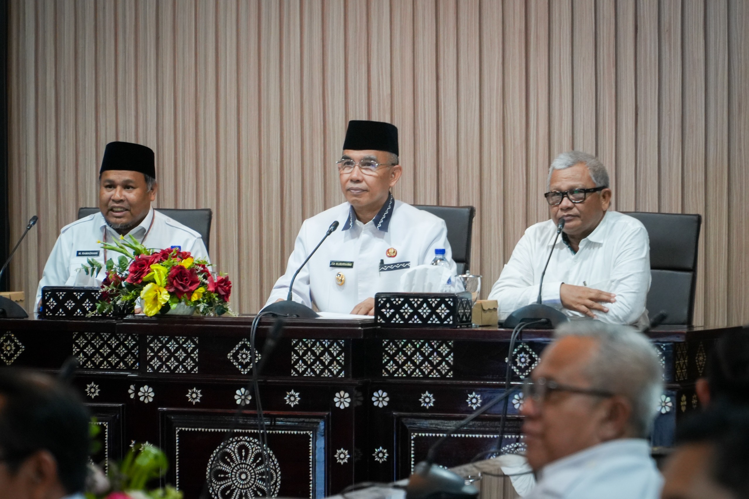 Wakil Wali Kota TGH Mujiburrahman, Kadiskominfo M Ramadhani saat memimpin rapat Smart City.