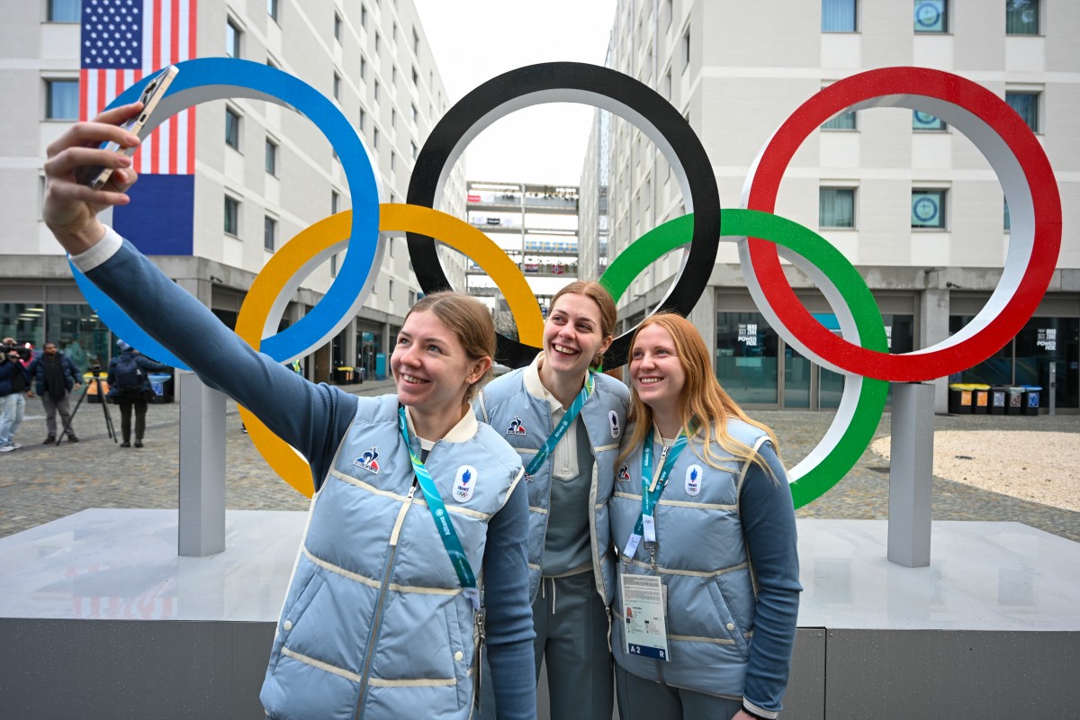 Tim hoki es putri Prancis berfoto swafoto di depan cincin Olimpiade di Desa Olimpiade menjelang Olimpiade Musim Dingin Milano Cortina 2026 di Milan, pada 3 Februari 2026. (Foto: PIERO CRUCIATTI / AFP)