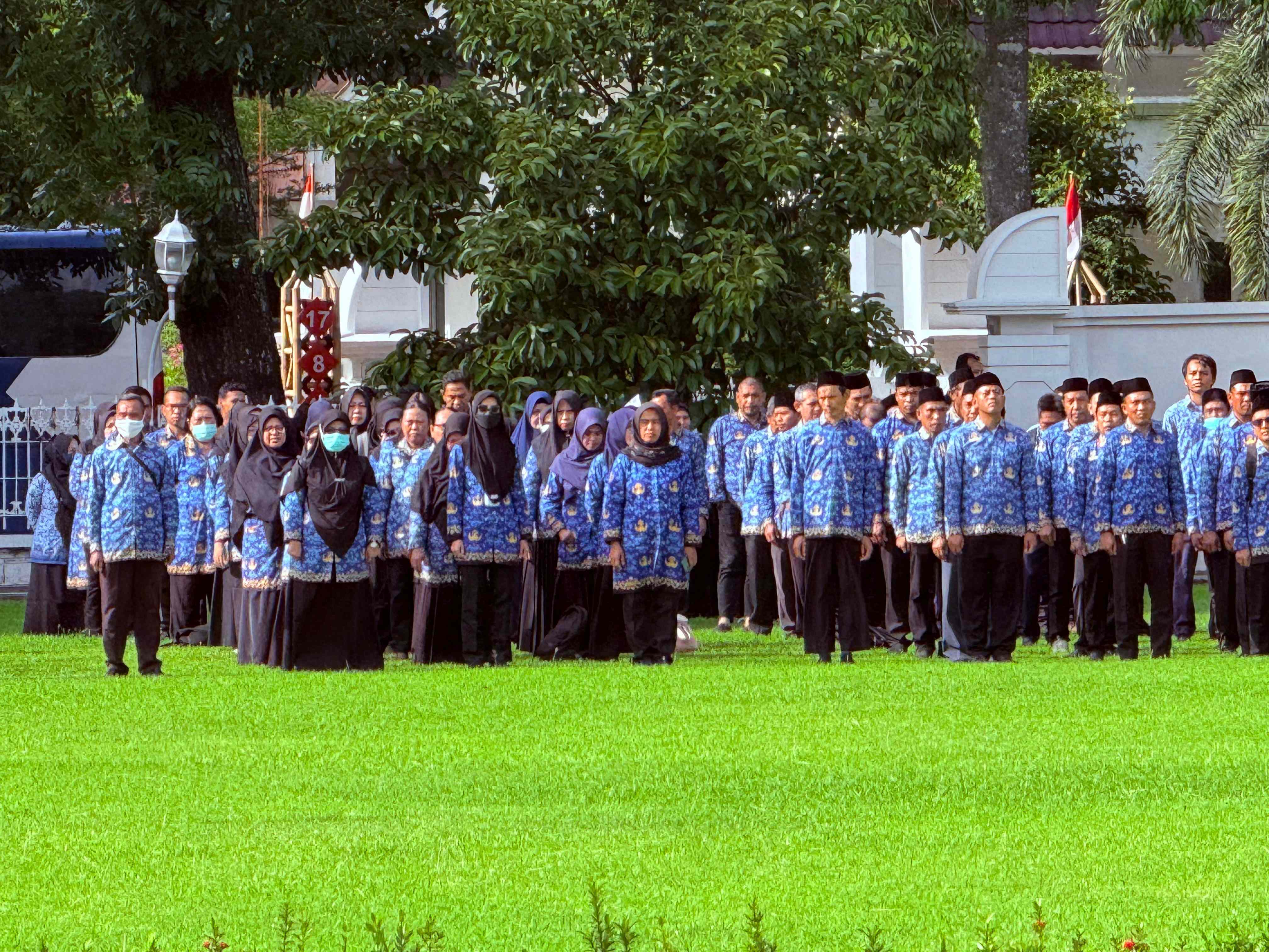BEKERJA UNTUK DAERAH: ASN lingkup Pemprov NTB saat mengikuti apel di lapangan Bumi Gora, Kantor Gubernur NTB beberapa waktu lalu.
