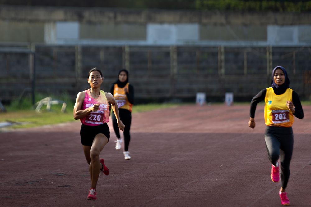 Atlet atletik kabupaten/kota saat mengikuti Porprov NTB, beberapa waktu lalu.