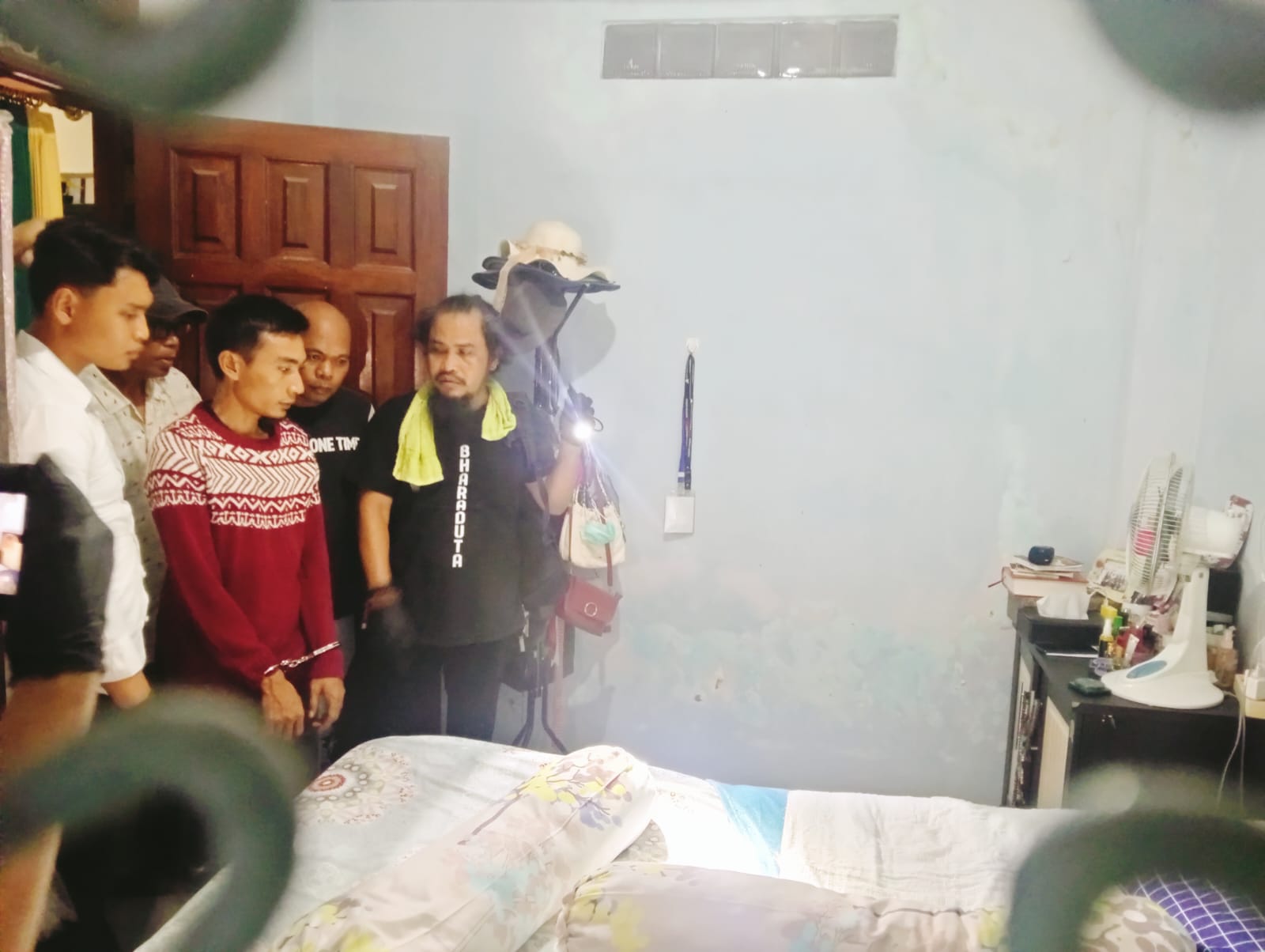 MASIH DITAHAN: Tersangka pembunuhan sekaligus pembakar ibu kandungnya sendiri Bara Primario ditangkap polisi di rumahnya, Kecamatan Selaparang, Kota Mataram, beberapa waktu lalu.