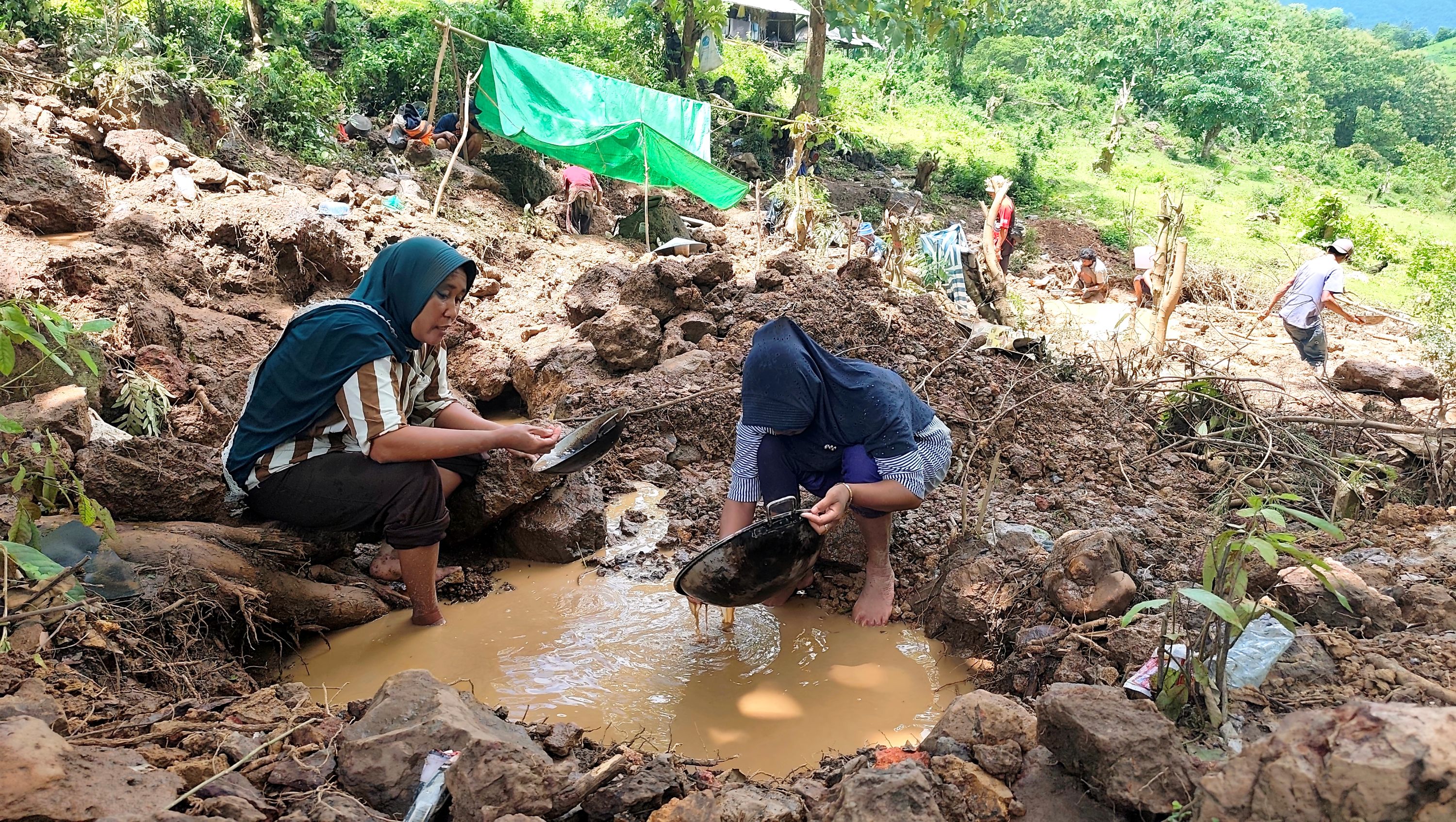 Puluhan warga beramai-ramai mendulang emas di celah-celah perbukitan Dusun Belenje, Desa Serage, Praya Barat Daya, Lombok Tengah, Selasa (3/2).
