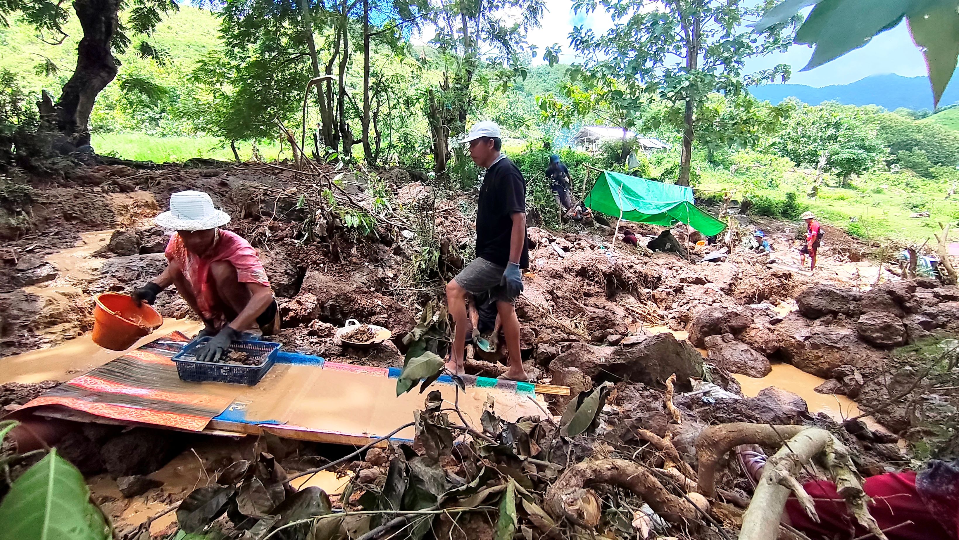 Puluhan warga beramai-ramai mendulang emas di celah-celah perbukitan Dusun Belenje, Desa Serage, Praya Barat Daya, Lombok Tengah, Selasa (3/2).