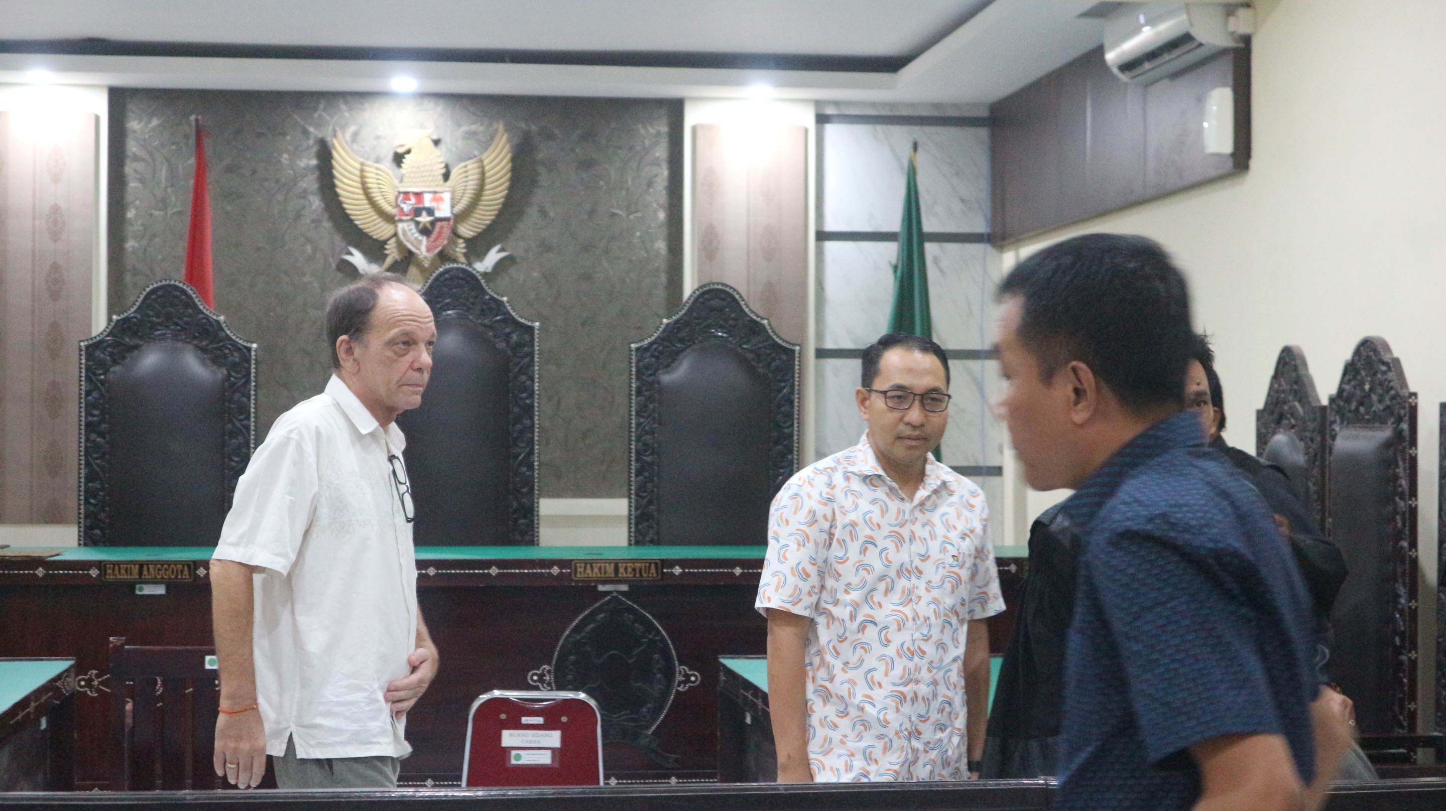 SUDAH DIEKSEKUSI: Terpidana kasus penggunaan sumber daya air tanpa izin di Gili Trawangan Samsul Hadi dan John Matheson (kiri) keluar dari ruang sidang di PN Tipikor Mataram, beberapa waktu lalu.
