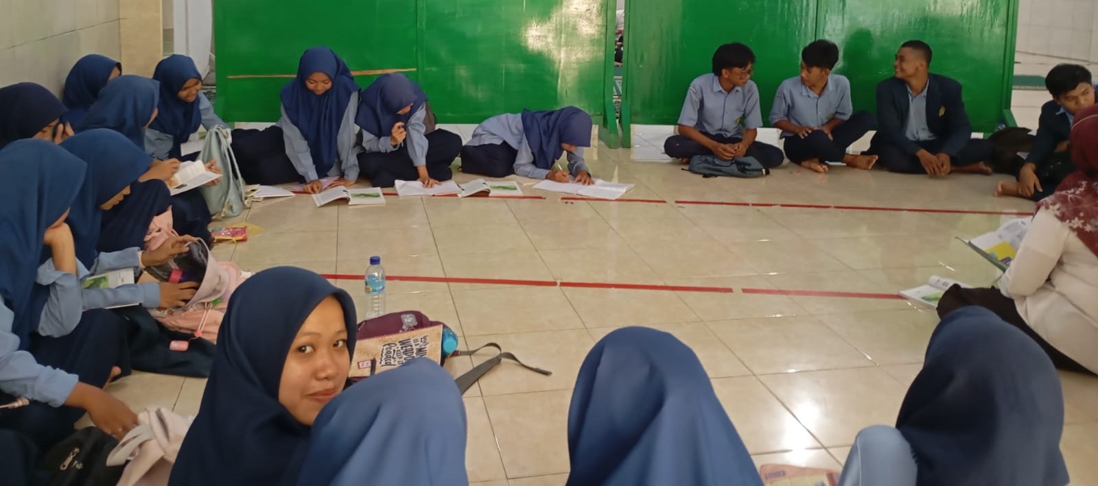 Siswa MAN 1 Mataram mendapat pembekalan di musala madrasah setempat, Selasa (3/2). MAN 1 Mataram atur strategi 144 siswa eligible lolos PTN, sekolah sebar pilihan prodi agar tak menumpuk di kedokteran