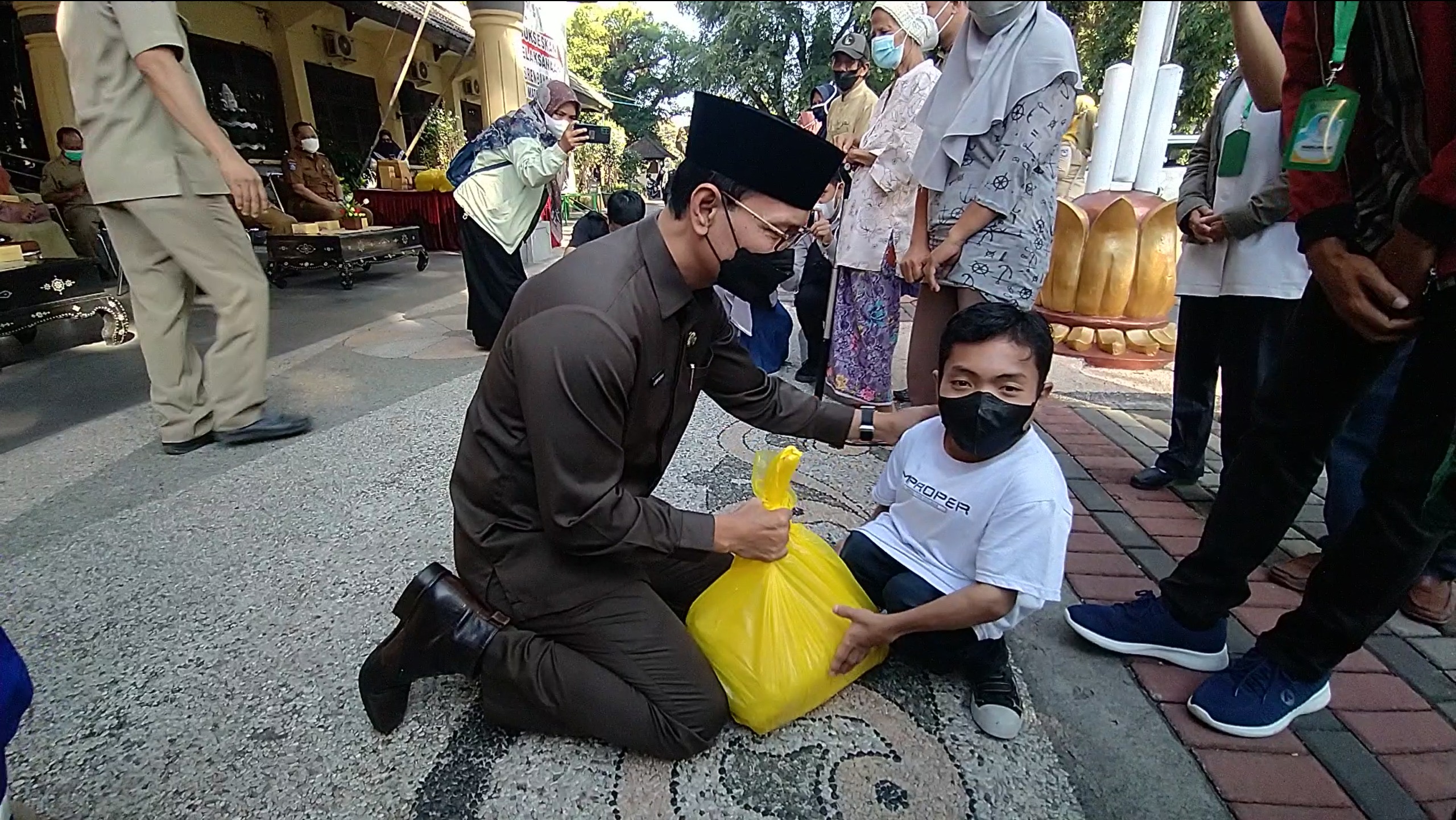 Wali Kota Mataram H. Mohan Roliskana saat menyalurkan bantuan pada warga miskin, beberapa waktu lalu.