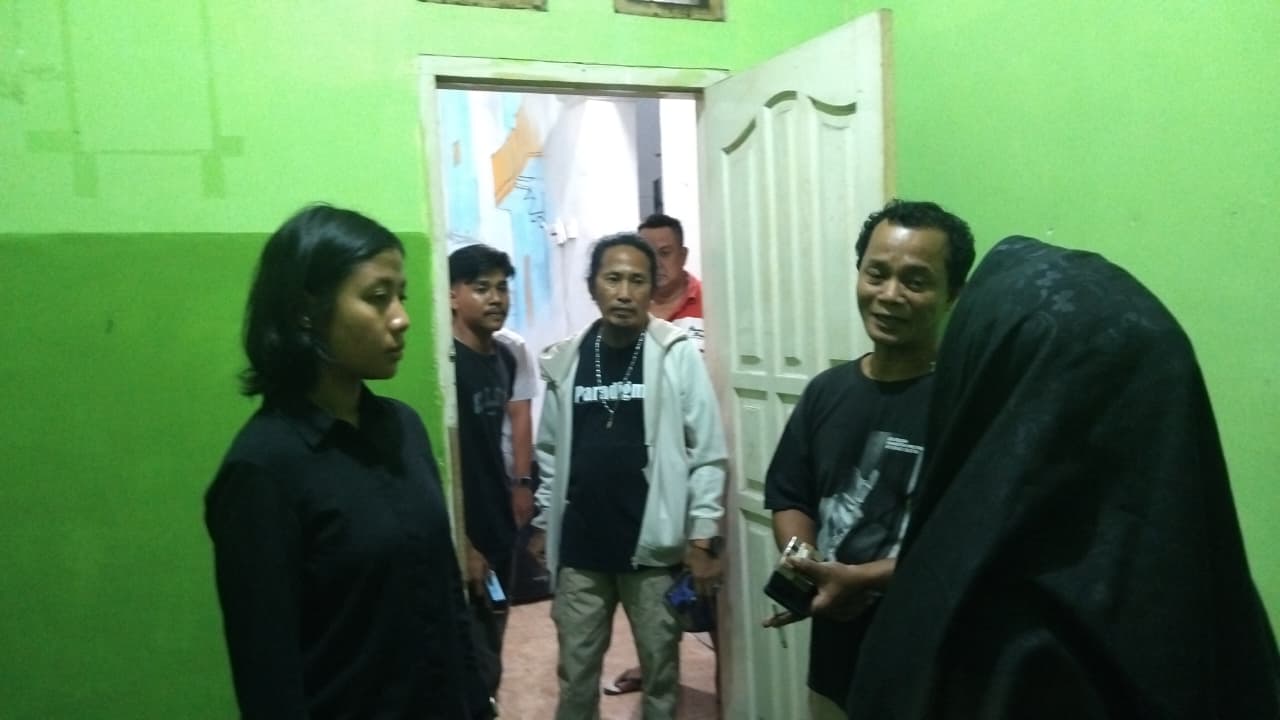 DIAMANKAN: Tersangka korupsi dana desa berinisial AO dijemput polisi di tempat persembunyiannya di wilayah Pagesangan, Kota Mataram, Selasa (3/2).