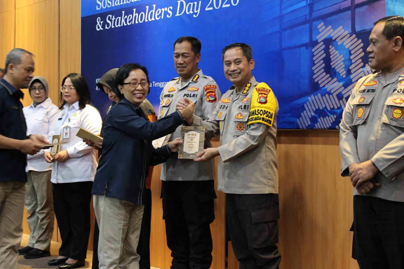 Irwasda Polda NTB Kombes Pol Dede Ruhiat Djunaedi menerima piagam penghargaan dari Kepala Kanwil DJPb NTB Ratih Hapsari Kusumawardani, Rabu (4/2).