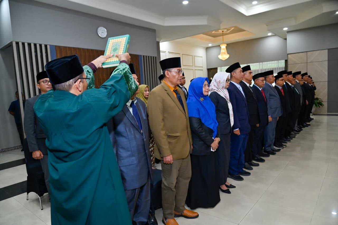 Taufiq Hidayat (tiga dari kiri), saat dilantik menjadi kepala Bidang Perlindungan Konsumen, Tertib Niaga, dan Pengawasan Industri pada Dinas Perindustrian dan Perdagangan NTB, awal Januari lalu.