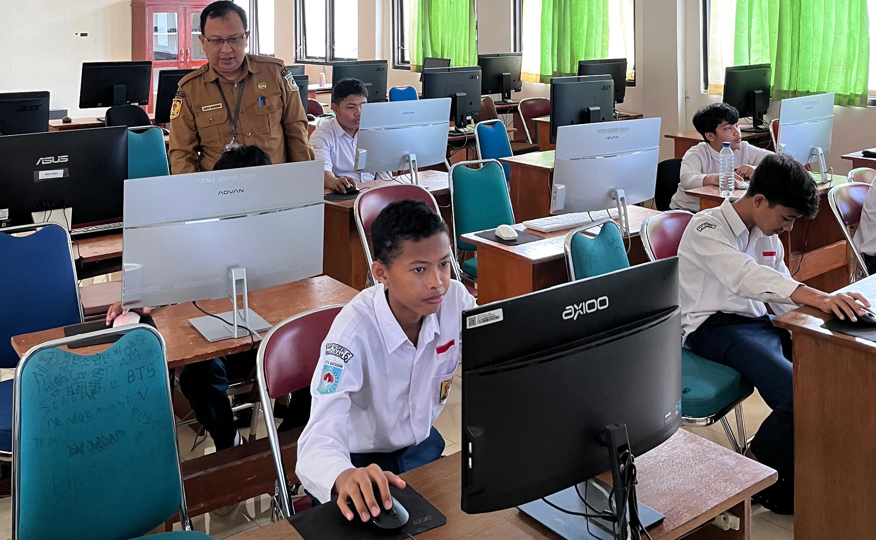 Siswa kelas IX SMPN 6 Mataram melaksanakan pemetaan kompetensi literasi di sekolah setempat, Senin lalu (2/2). SMPN 6 Mataram petakan kompetensi siswa kelas IX untuk persiapan TKA April 2026.  