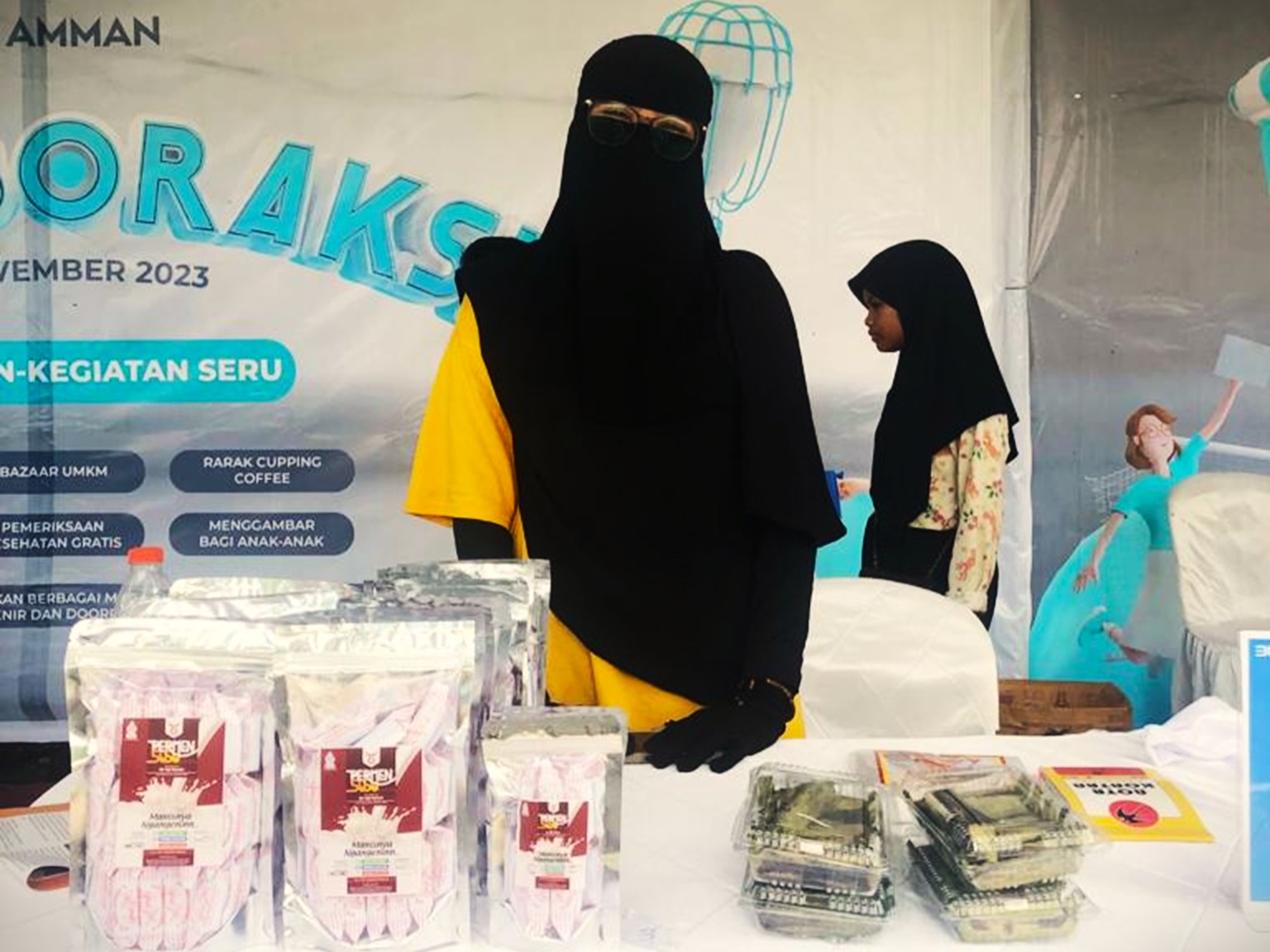 IKUT BAZAR: Peti Puspita Sari, pengusaha permen susu asal Sumbawa Barat saat mengikuti sebuah bazar, beberapa waktu lalu.