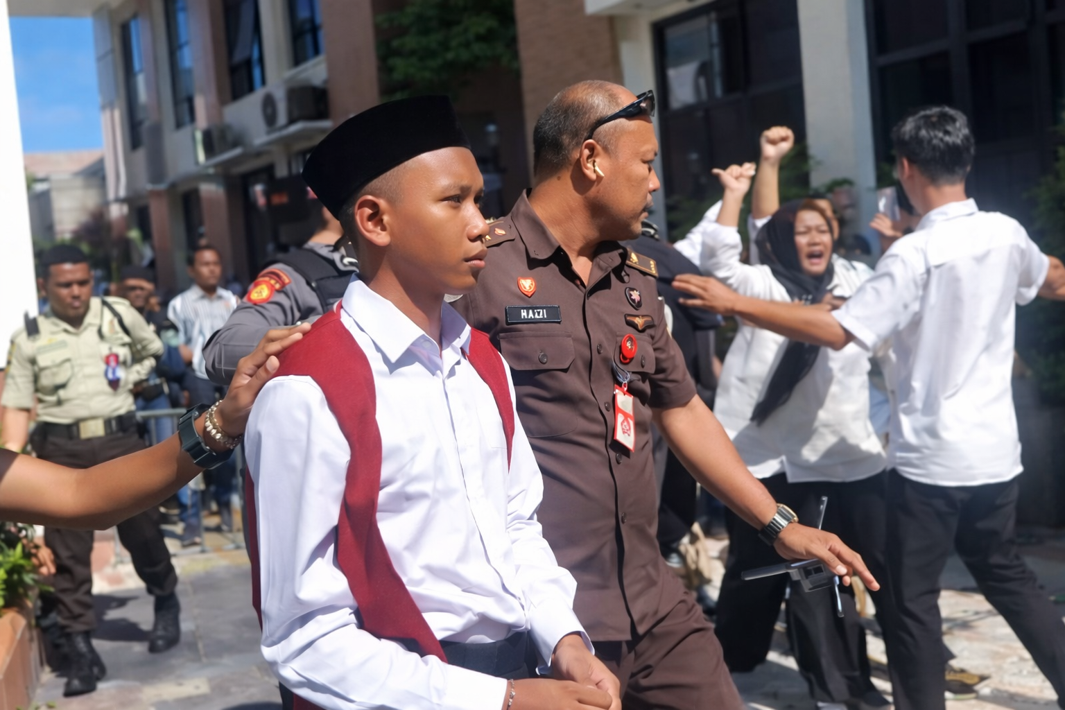 SIDANG PERDANA: Terdakwa Radiet Ardiansyah dikawal jaksa saat hendak menjalani sidang di PN Mataram, Selasa (3/2).