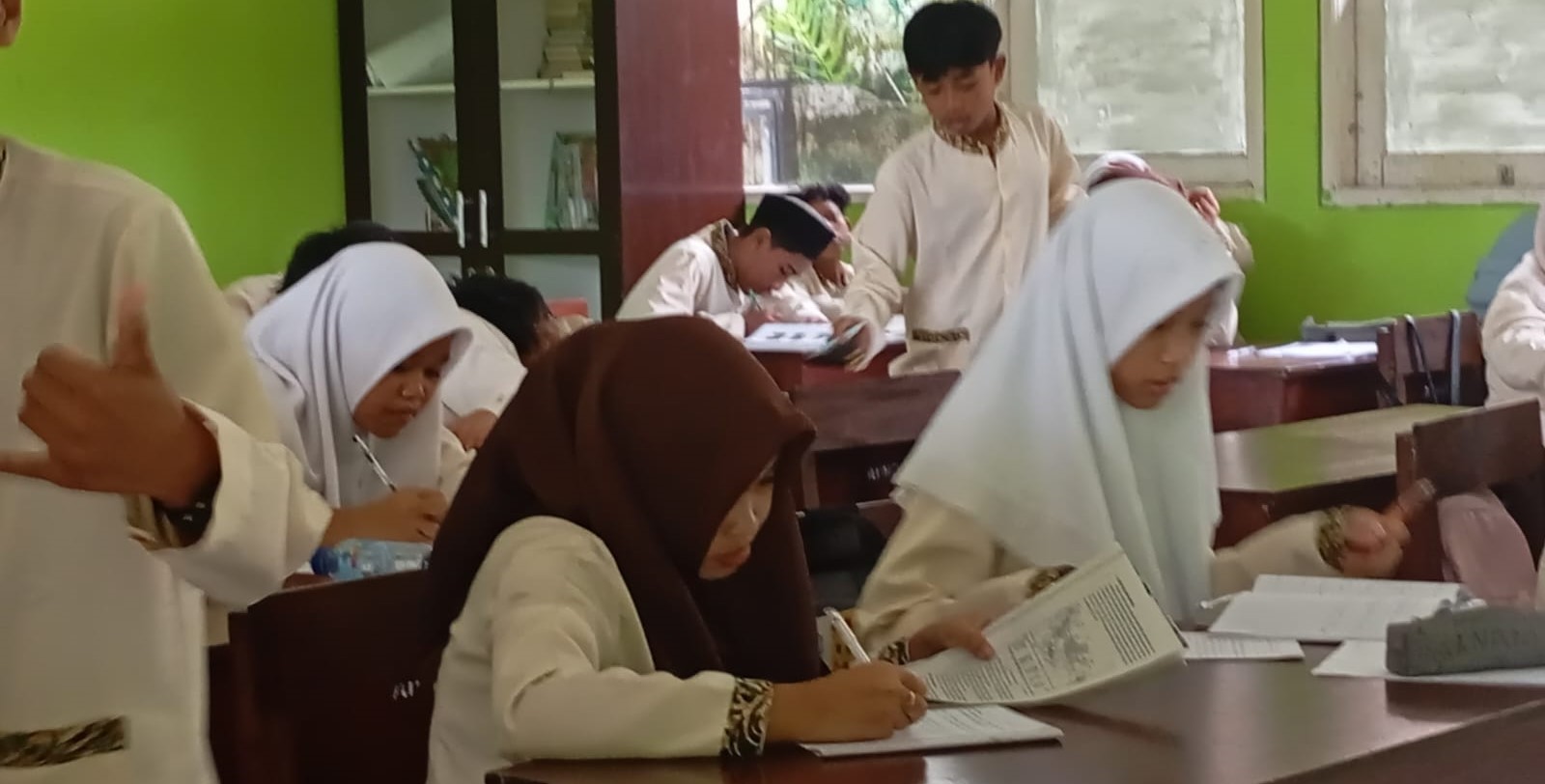 Siswa SMPN 10 Mataram saat melaksanakan kegiatan belajar mengajar, belum lama ini. Disdik Mataram diseminasi pendataan TKA SMP dan SD, siapkan Bimtek proktor untuk pelaksanaan 2026.