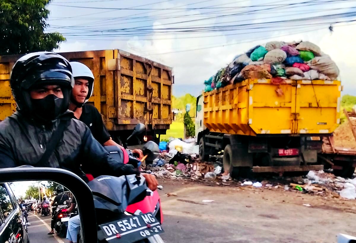 DIKELUHKAN: TPS di pinggir jalan uatama Ampenan dekat perbatasan Lombok Barat menuju kawasan wisata Batulayar ini dikeluhkan.