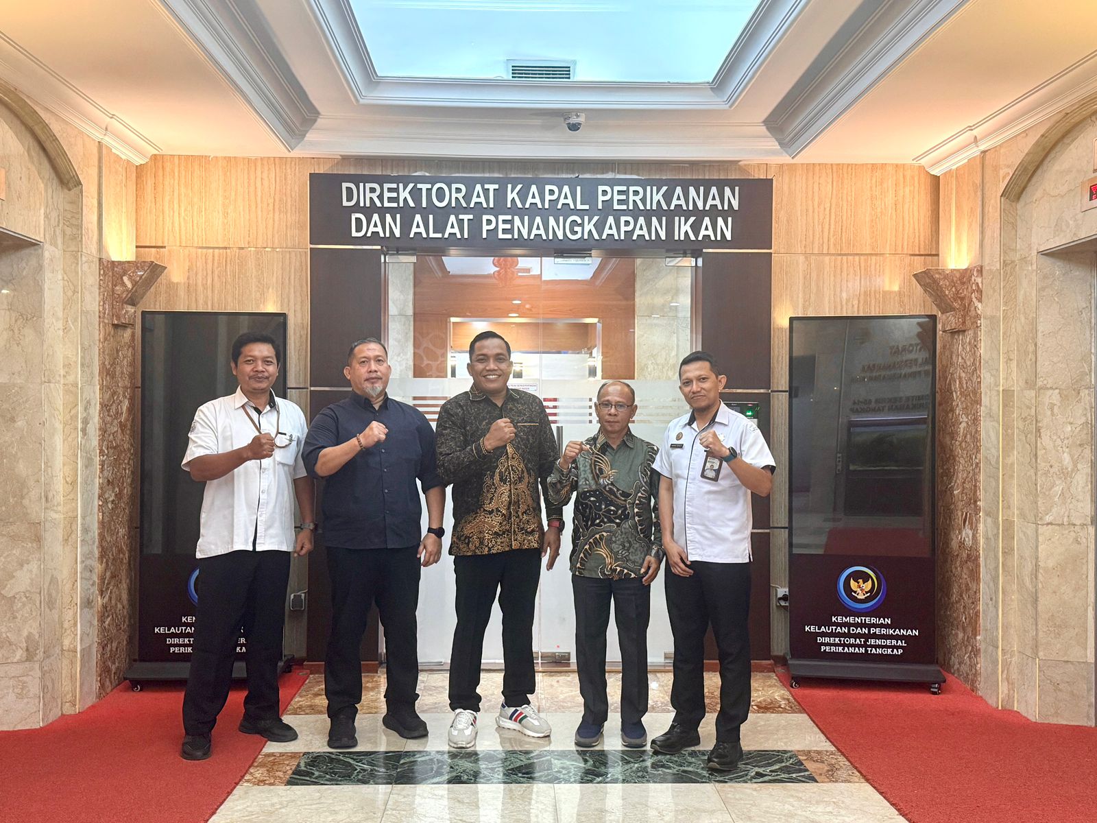 KUNJUNGAN KERJA: Wakil Ketua DPRD KLU I Made Kariyasa (tengah) saat berada di KKP