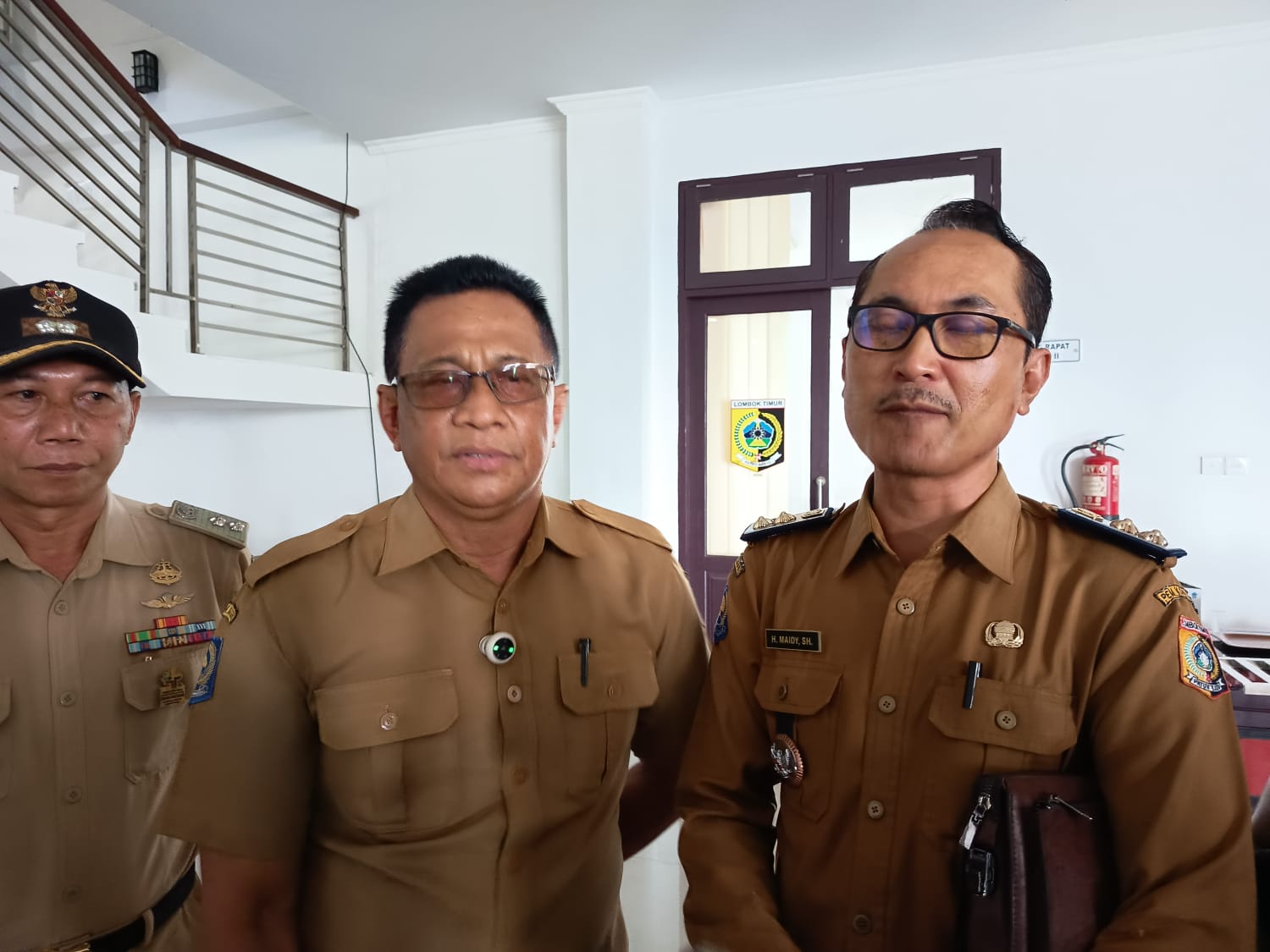 MINTA PEMBINAAN : Ketua Forum Komunikasi Kepala Desa Lombok Timur Khairul Ihsan (Tengah) bersama pengurus FKKD memberikan tanggapan terkait sejumlah kades yang dipanggil APH.