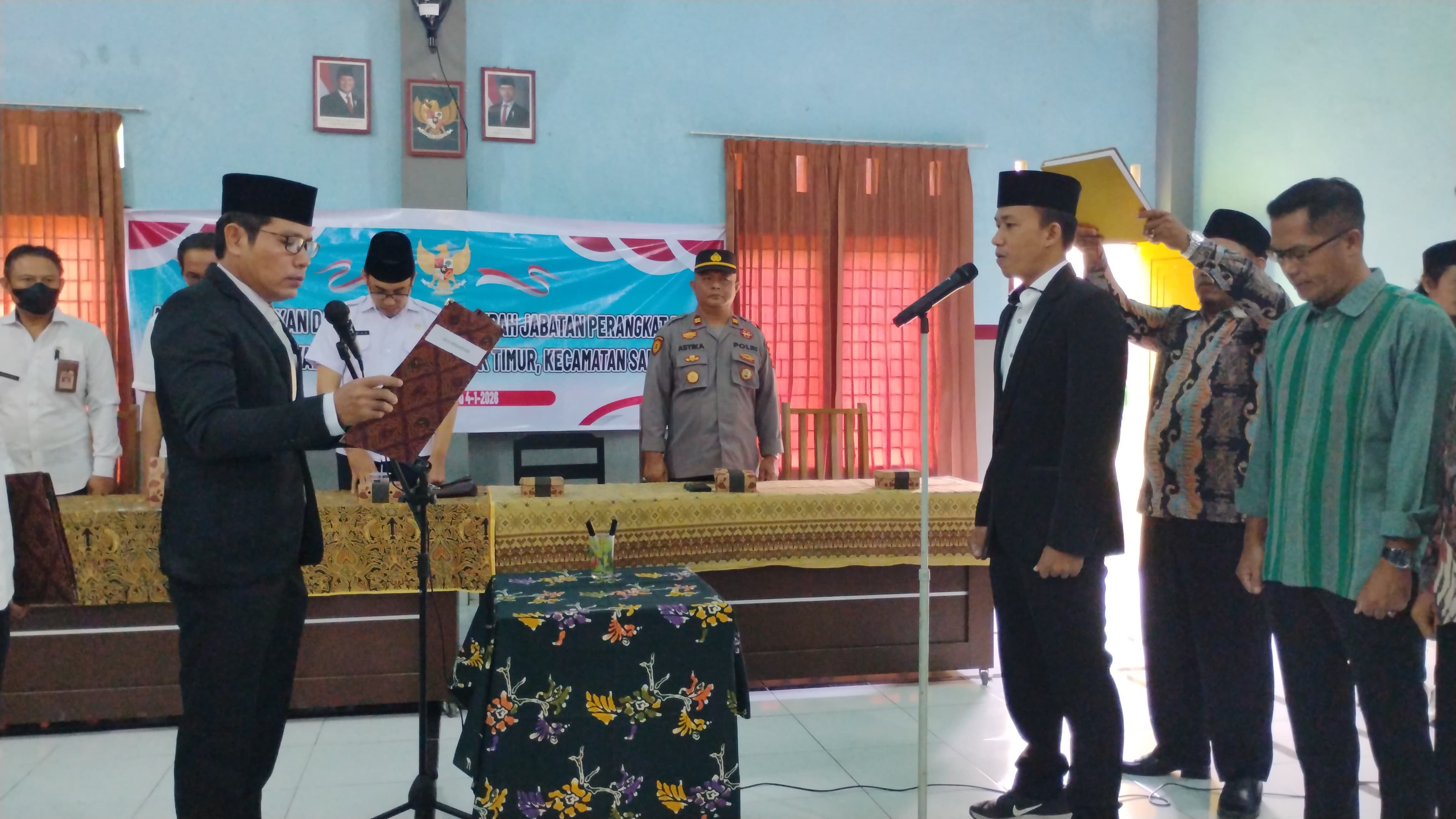 Kepala Dusun Letok Muhtadun saat pengambilan sumpah jabatan saya pelatikan di Dusun Letok, Desa Rumbuk Timur, Kecamatan Sakra