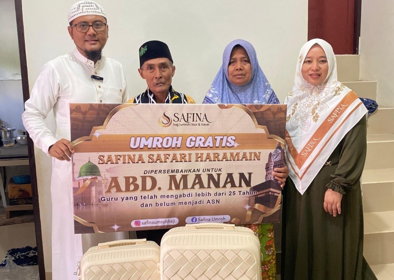 Direktur Utama PT Safina Safari Haramain, H. Ahmad Zaki Attamimi (kiri) saat menyerahkan secara simbolis umroh gratis kepada Bapak. Abd. Manan.