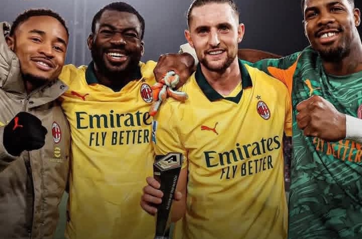 Para pemain AC Milan berkebangsaan Prancis usai memenangi laga kontra Bologna.