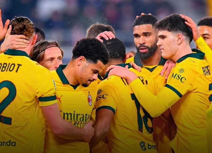 Para pemain AC Milan merayakan gol saat menghadapi Bologna.