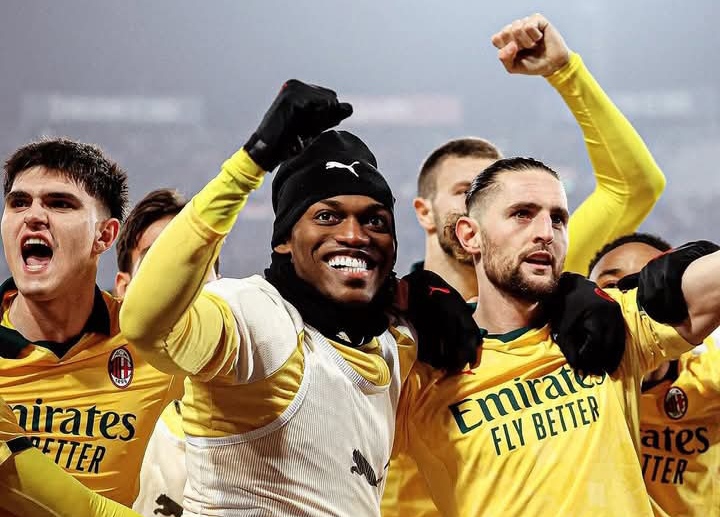 Para pemain AC Milan mengerubungi Adrien Rabiot usai mencetak gol ke gawang Bologna.